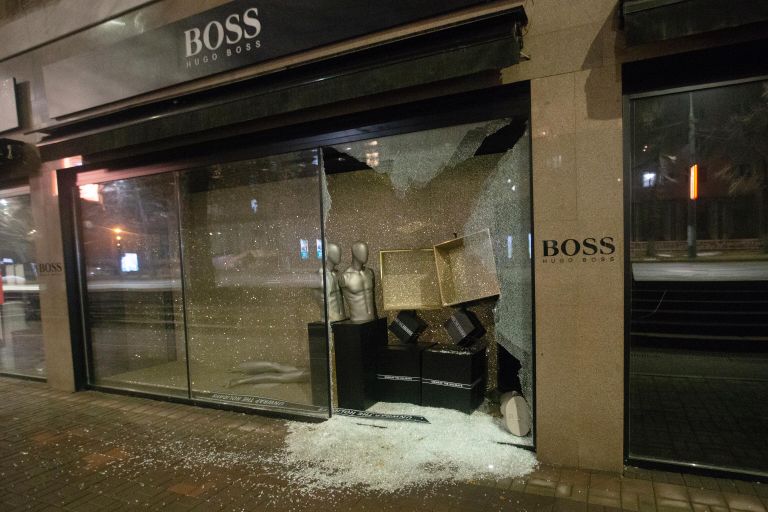 Витрина магазина Hugo Boss, разбитая в ходе уличных беспорядков в Алма-Ате Витрина магазина Hugo Boss, разбитая в ходе уличных беспорядков в Алма-Ате