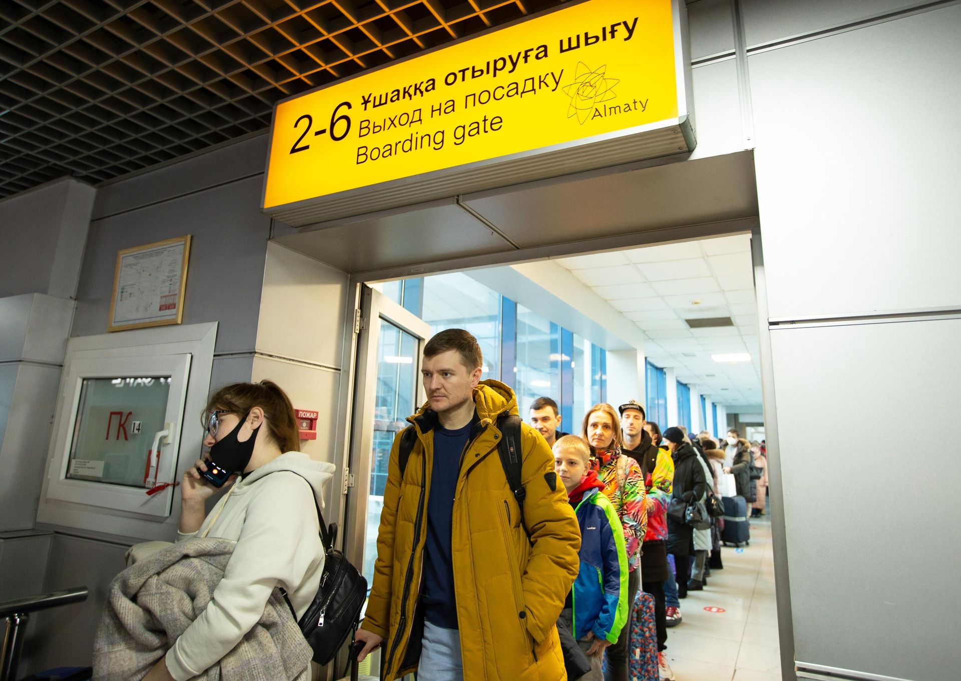 Пассажиры в терминале аэропорта Алма-Аты Пассажиры в терминале аэропорта Алма-Аты - РИА Новости, 1920, 17.04.2025
