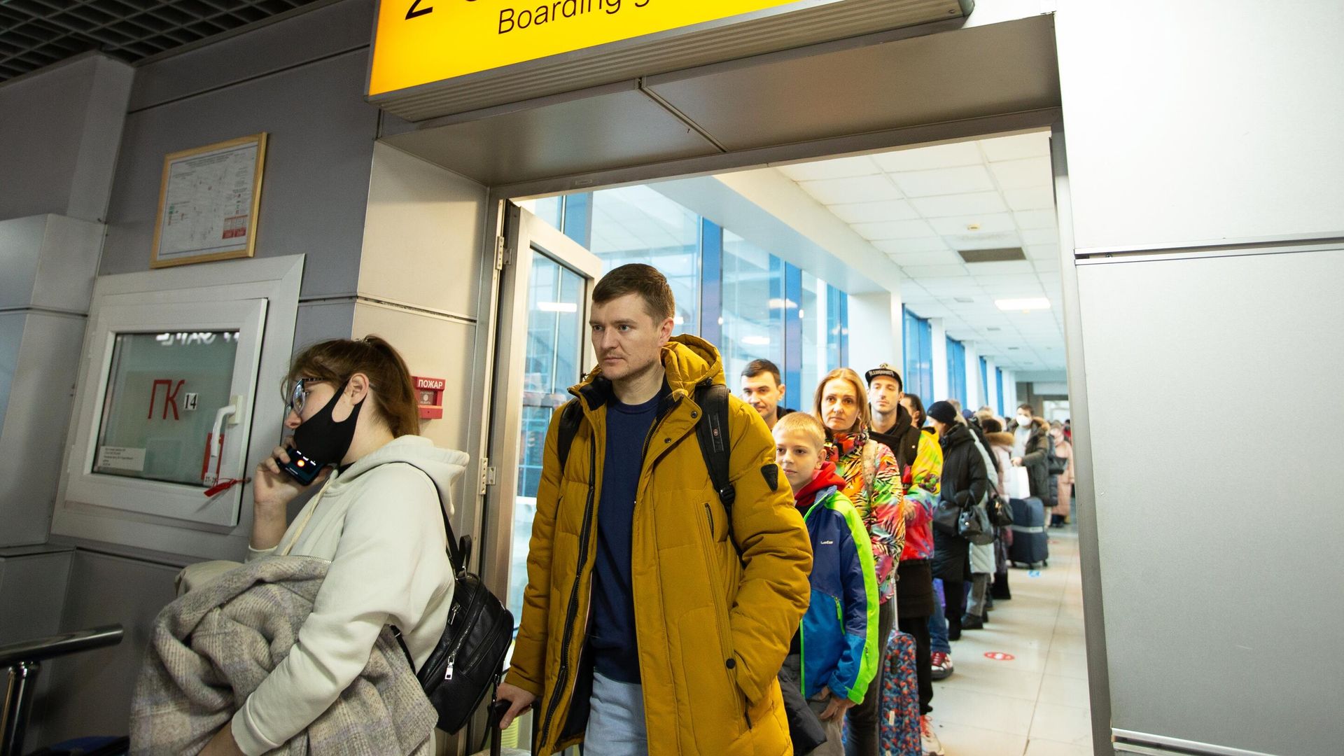 Пассажиры в терминале аэропорта Алма-Аты Пассажиры в терминале аэропорта Алма-Аты - РИА Новости, 1920, 14.01.2022