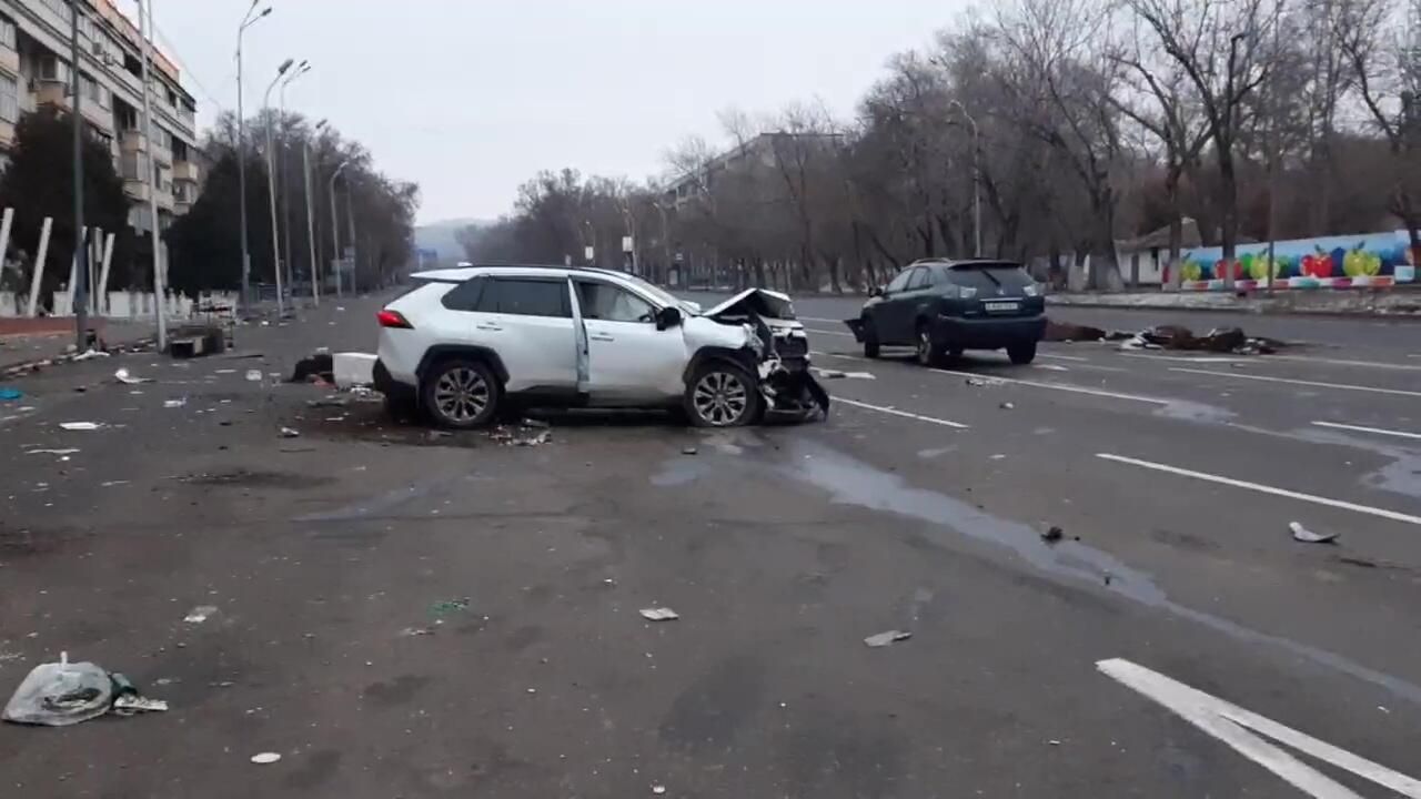 Поврежденный автомобиль в Алма-Ате. Стоп-кадр с видео Поврежденный автомобиль в Алма-Ате. Стоп-кадр с видео - РИА Новости, 1920, 10.01.2022