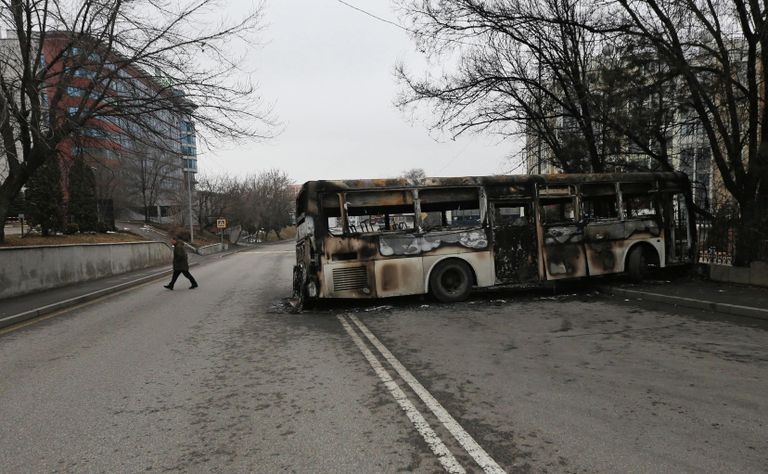 Сгоревший автобус на улице Алма-Аты, Казахстан Сгоревший автобус на улице Алма-Аты, Казахстан