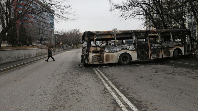 Сгоревший автобус на улице Алма-Аты, Казахстан Сгоревший автобус на улице Алма-Аты, Казахстан