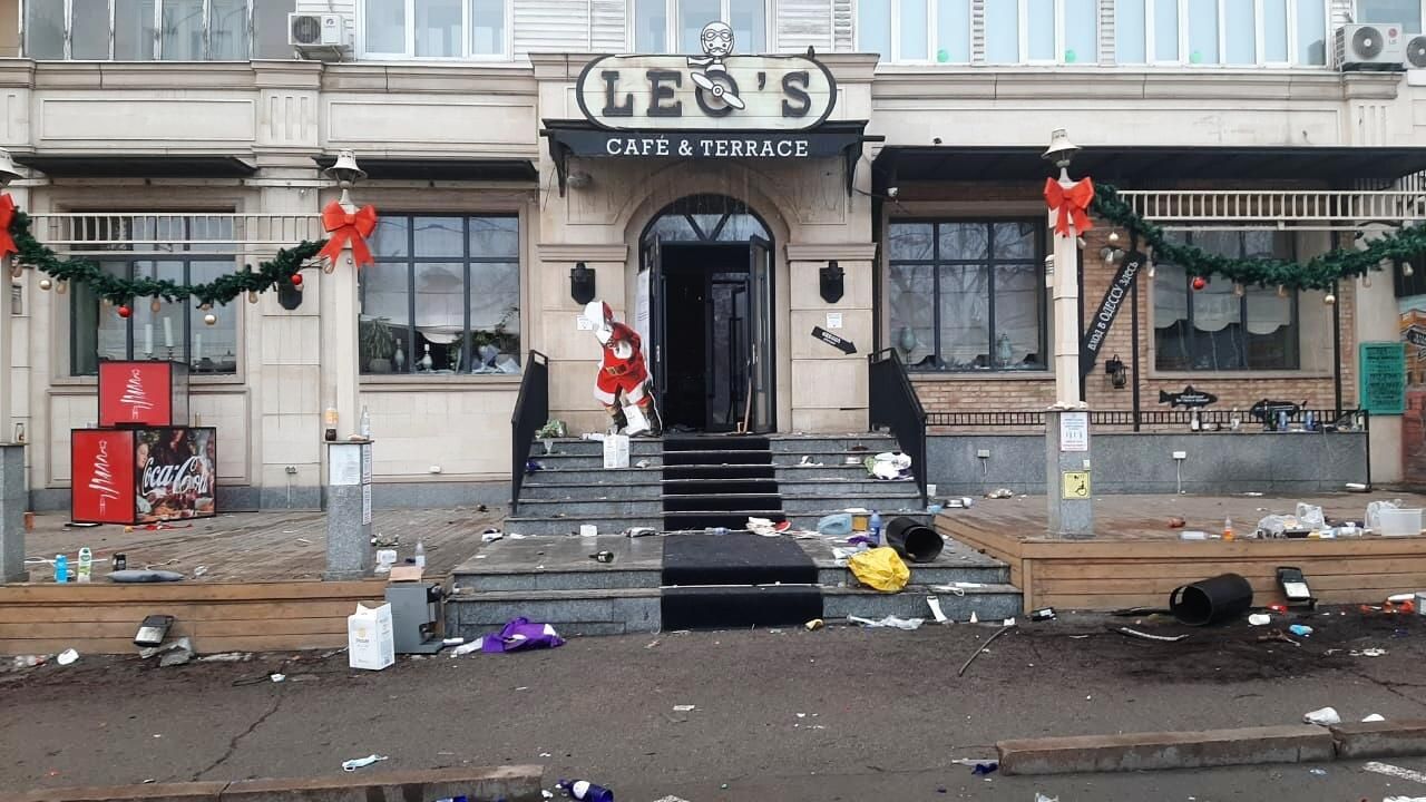 Территория у кафе на улице Сатпаева в Алма-Ате после прошедших беспорядков Территория у кафе на улице Сатпаева в Алма-Ате после прошедших беспорядков - РИА Новости, 1920, 10.01.2022