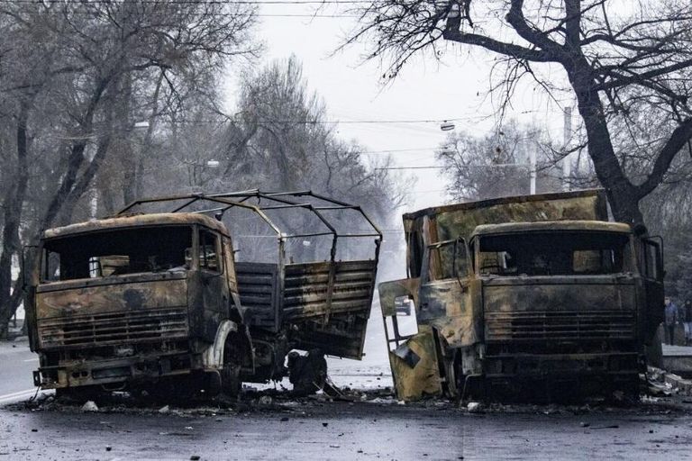 Сожженные грузовые автомобили на улице в Алма-Ате Сожженные грузовые автомобили на улице в Алма-Ате