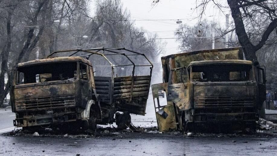 Сожженные грузовые автомобили на улице в Алма-Ате Сожженные грузовые автомобили на улице в Алма-Ате - РИА Новости, 1920, 10.01.2022