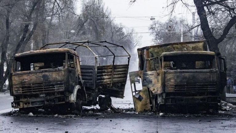 Сожженные грузовые автомобили на улице в Алма-Ате Сожженные грузовые автомобили на улице в Алма-Ате