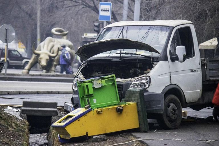 Грузовой автомобиль у разбитого банкомата на улице в Алма-Ате после прошедших там беспорядков Грузовой автомобиль у разбитого банкомата на улице в Алма-Ате после прошедших там беспорядков