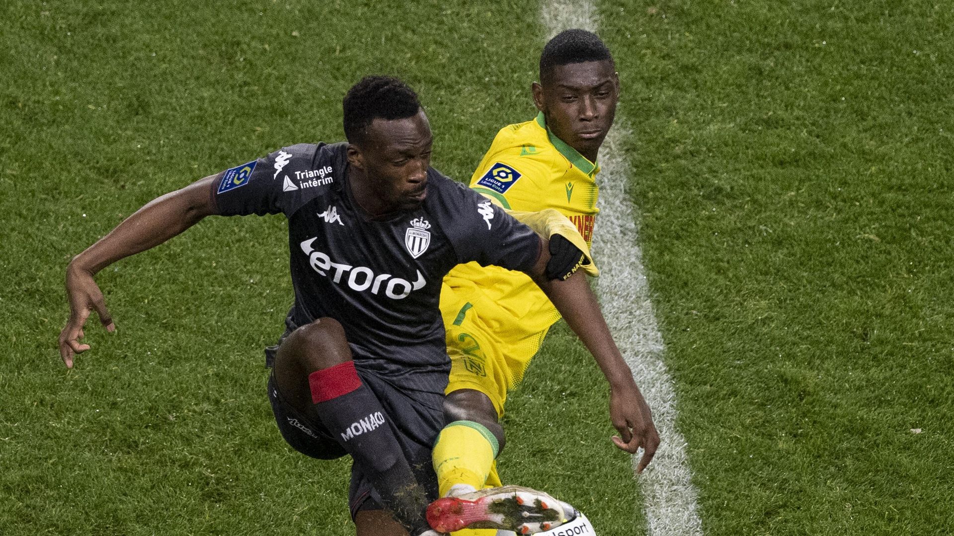 Monaco's French defender Chrislain Matsima (L) fights for the ball with Nantes' Congolese forward Randal Kolo Muani during the French L1 football match between FC Nantes and AS Monaco at the La Beaujoire Stadium in Nantes, western France, on January 9, 2022. (Photo by LOIC VENANCE / AFP) Monaco's French defender Chrislain Matsima (L) fights for the ball with Nantes' Congolese forward Randal Kolo Muani during the French L1 football match between FC Nantes and AS Monaco at the La Beaujoire Stadium in Nantes, western France, on January 9, 2022. (Photo by LOIC VENANCE / AFP) - РИА Новости, 1920, 09.01.2022