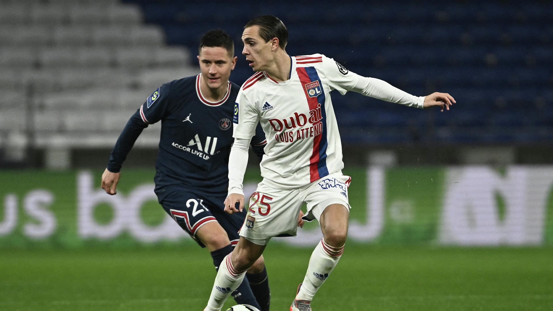 Lyon's French defender Damien Da Silva (L) challenges Paris Saint-Germain's Portuguese defender Nuno Mendes during the French L1 football match between Olympique Lyonnais and Paris Saint-Germain at the Groupama stadium in Decines-Charpieu near Lyon, central eastern France on January 9, 2022. (Photo by Jeff PACHOUD / AFP) Lyon's French defender Damien Da Silva (L) challenges Paris Saint-Germain's Portuguese defender Nuno Mendes during the French L1 football match between Olympique Lyonnais and Paris Saint-Germain at the Groupama stadium in Decines-Charpieu near Lyon, central eastern France on January 9, 2022. (Photo by Jeff PACHOUD / AFP) - РИА Новости, 1920, 10.01.2022