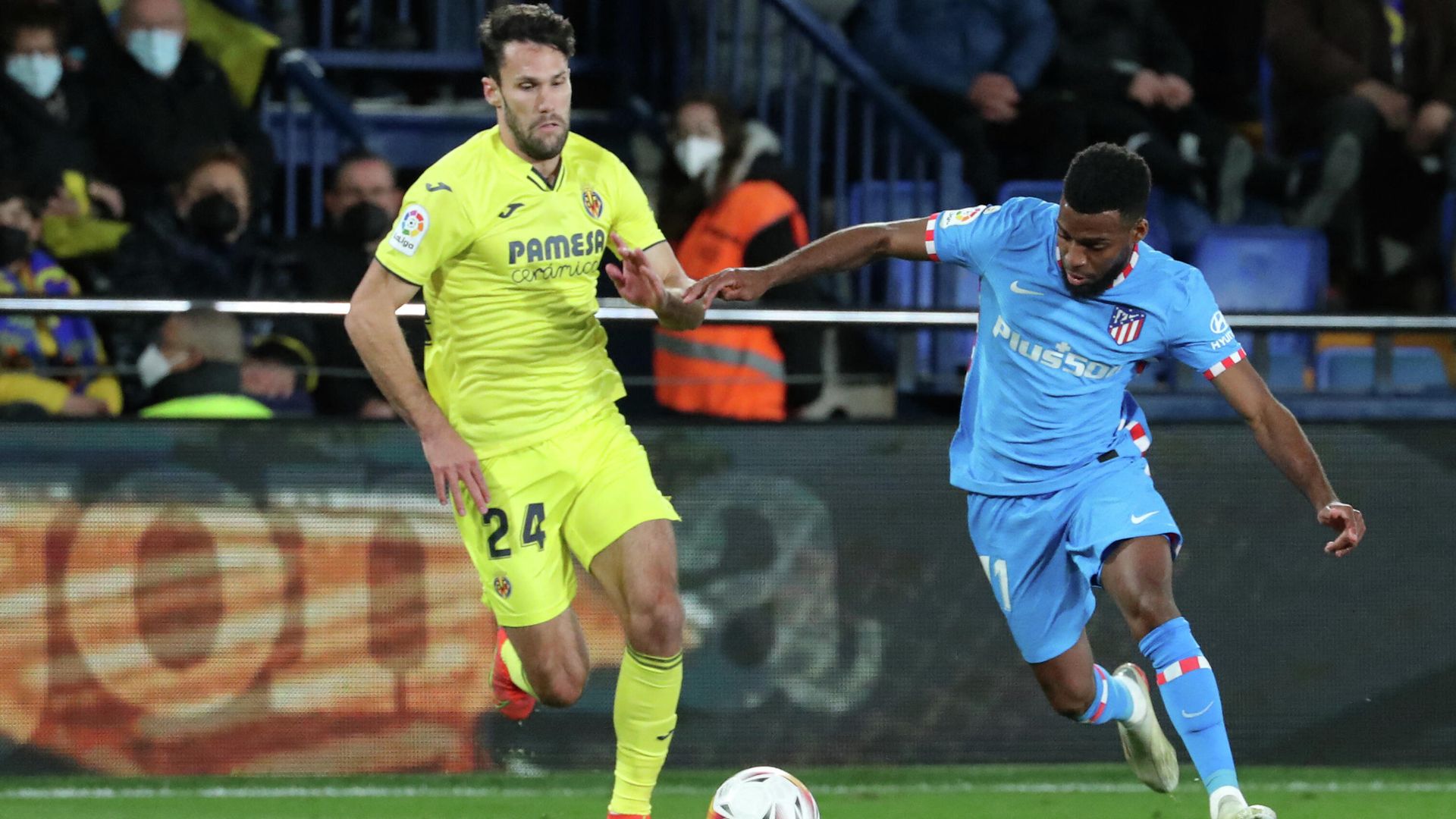 Villarreal's Spanish defender Alfonso Pedraza (L) vies with Atletico Madrid's French midfielder Thomas Lemar during the Spanish league football match between Villarreal CF and Club Atletico de Madrid at La Ceramica stadium in Vila-real on January 9, 2022. (Photo by JOSE JORDAN / AFP) Villarreal's Spanish defender Alfonso Pedraza (L) vies with Atletico Madrid's French midfielder Thomas Lemar during the Spanish league football match between Villarreal CF and Club Atletico de Madrid at La Ceramica stadium in Vila-real on January 9, 2022. (Photo by JOSE JORDAN / AFP) - РИА Новости, 1920, 10.01.2022