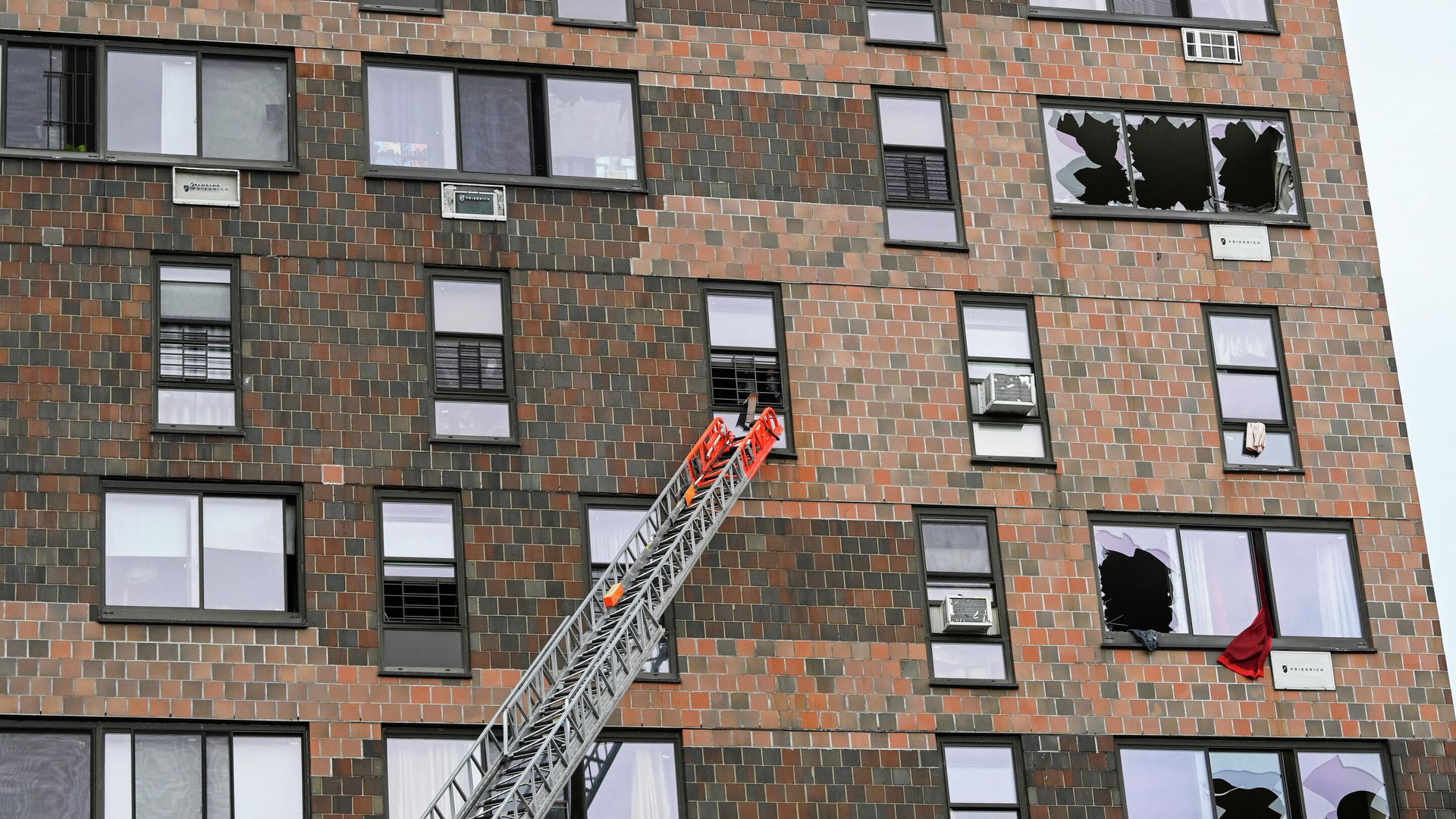 Ликвидация пожара в жилом доме в Нью-Йорке Ликвидация пожара в жилом доме в Нью-Йорке - РИА Новости, 1920, 09.01.2022