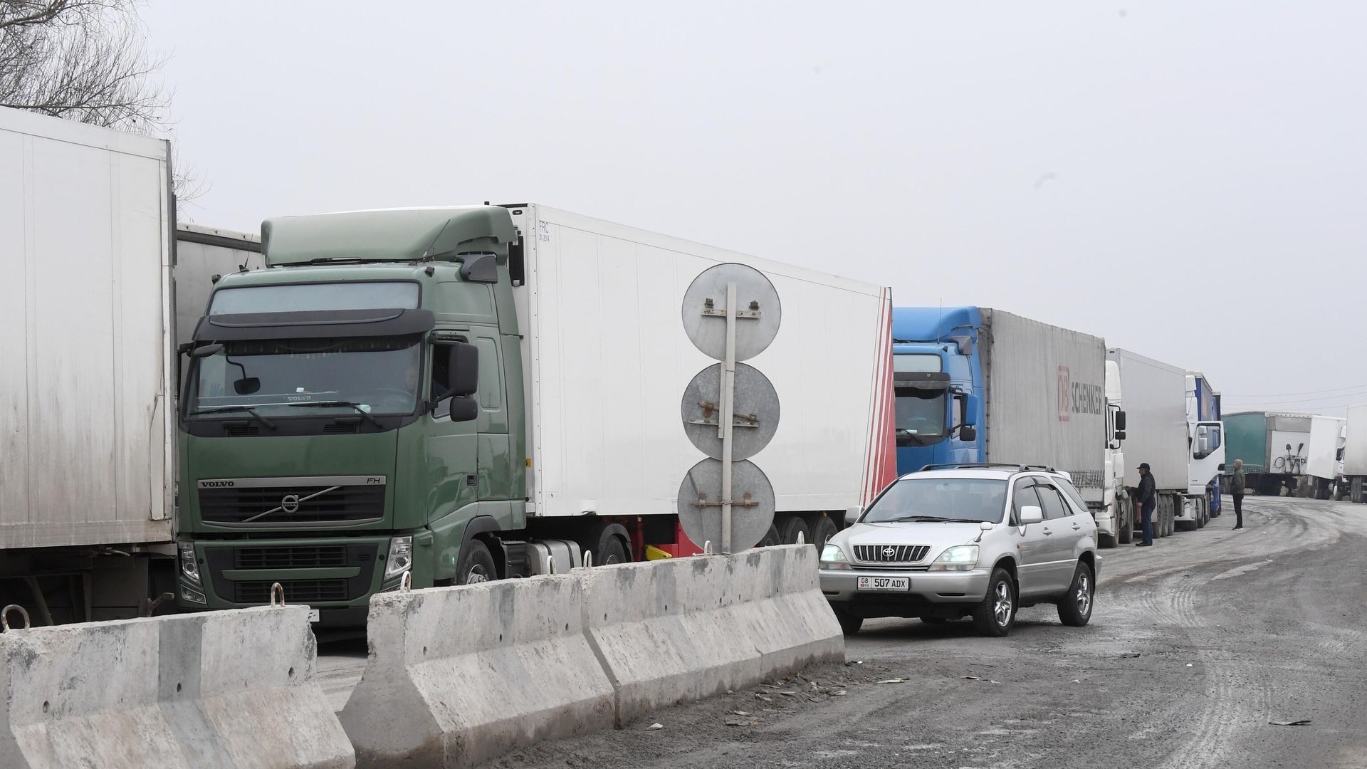 Грузовые автомобили у пункта пропуска Ак-Тилек автодорожный на границе Киргизии с Казахстаном Грузовые автомобили у пункта пропуска Ак-Тилек автодорожный на границе Киргизии с Казахстаном - РИА Новости, 1920, 10.01.2022