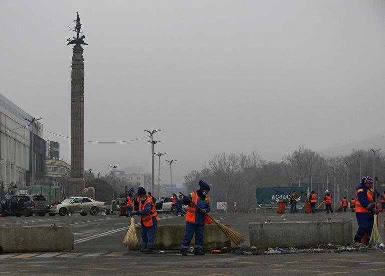 Муниципальные работники убирают улицы возле главной площади после массовых протестов, вызванных повышением цен на топливо в Алма-Ате Муниципальные работники убирают улицы возле главной площади после массовых протестов, вызванных повышением цен на топливо в Алма-Ате