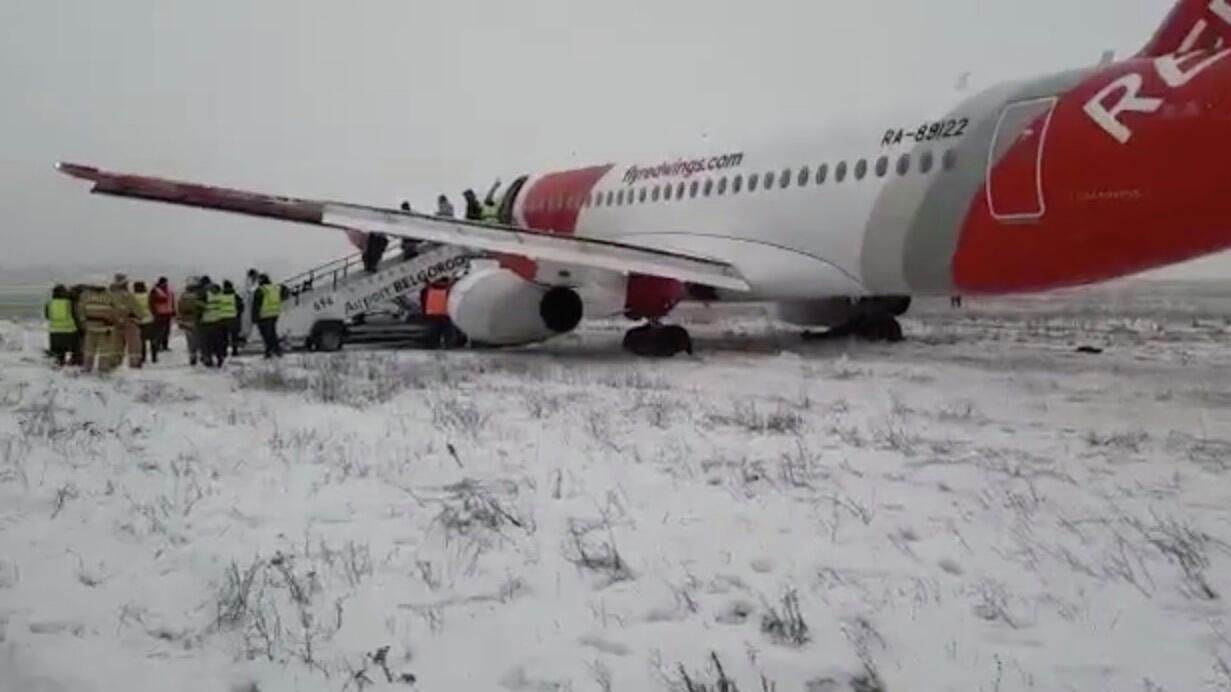 Самолет авиакомпании Red Wings, выкатившийся за пределы ВПП в Белгороде. Кадр из видео очевидца - РИА Новости, 1920, 10.01.2022