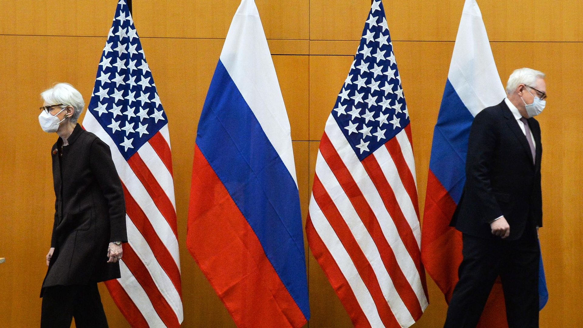 Заместитель министра иностранных дел РФ Сергей Рябков и первый заместитель госсекретаря США Уэнди Шерман во время двусторонних переговоров по безопасности между США и Россией в Женеве Заместитель министра иностранных дел РФ Сергей Рябков и первый заместитель госсекретаря США Уэнди Шерман во время двусторонних переговоров по безопасности между США и Россией в Женеве - РИА Новости, 1920, 11.01.2022