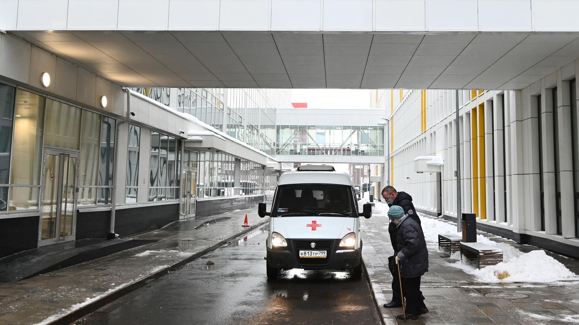 Автомобиль скорой помощи возле нового корпуса городской клинической больницы №40 в Коммунарке Автомобиль скорой помощи возле нового корпуса городской клинической больницы №40 в Коммунарке - РИА Новости, 1920, 11.01.2022