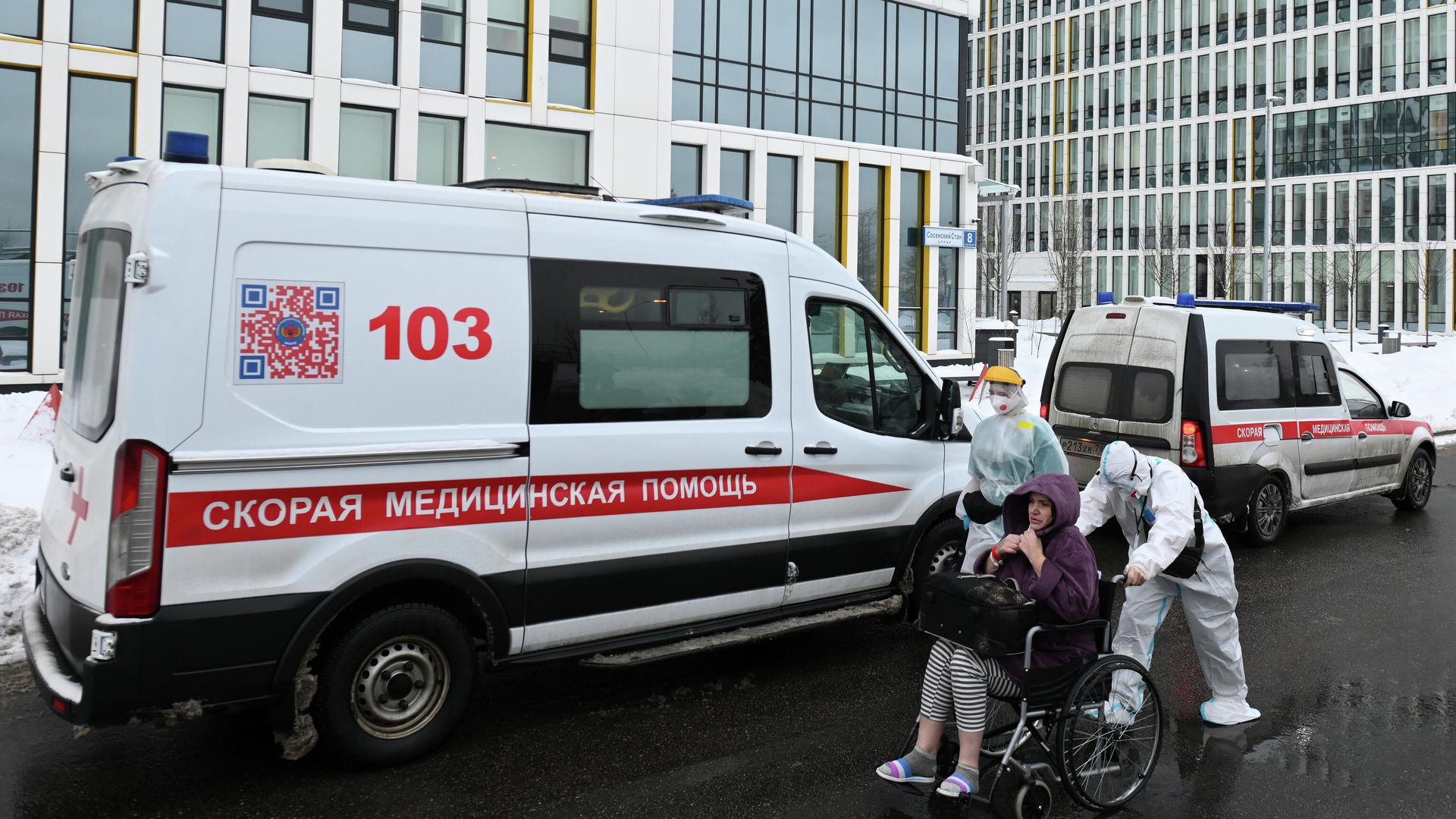 Бригада скорой помощи доставляет пациента в городскую клиническую больницу № 40 в Коммунарке Бригада скорой помощи доставляет пациента в городскую клиническую больницу № 40 в Коммунарке - РИА Новости, 1920, 12.01.2022