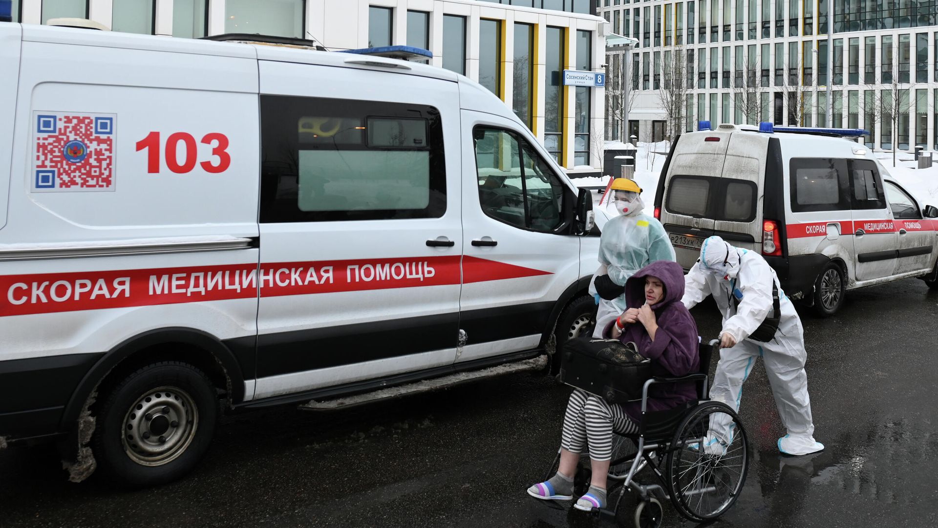 Бригада скорой помощи доставляет пациента в городскую клиническую больницу № 40 в Коммунарке Бригада скорой помощи доставляет пациента в городскую клиническую больницу № 40 в Коммунарке - РИА Новости, 1920, 12.01.2022