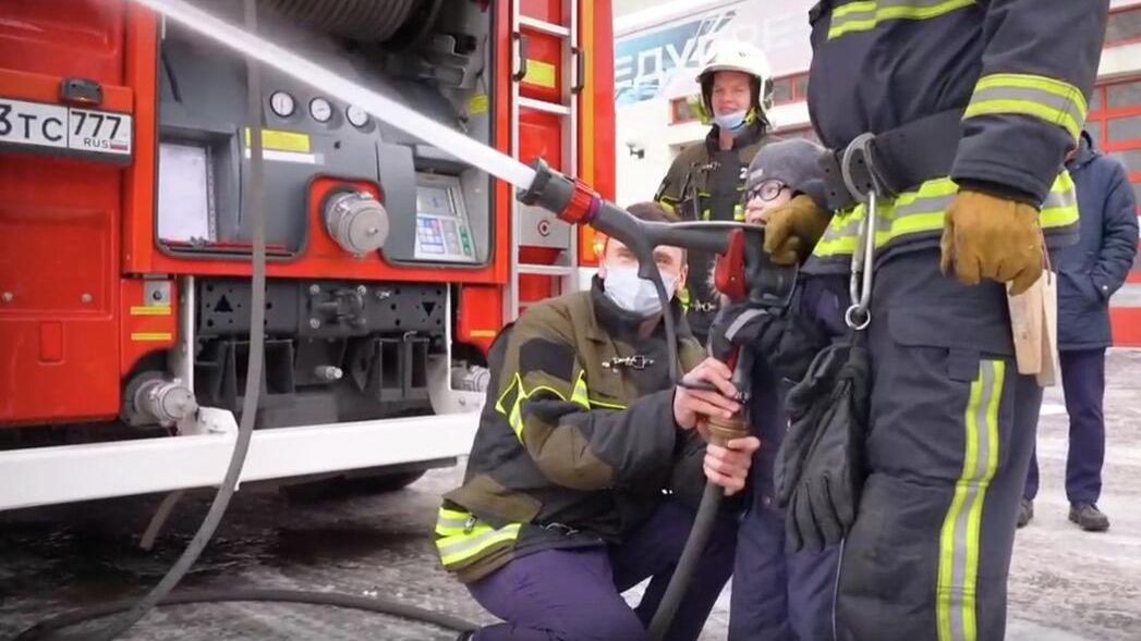 Московские спасатели провели экскурсию для детей в рамках акции Елка желаний Московские спасатели провели экскурсию для детей в рамках акции Елка желаний - РИА Новости, 1920, 19.01.2025