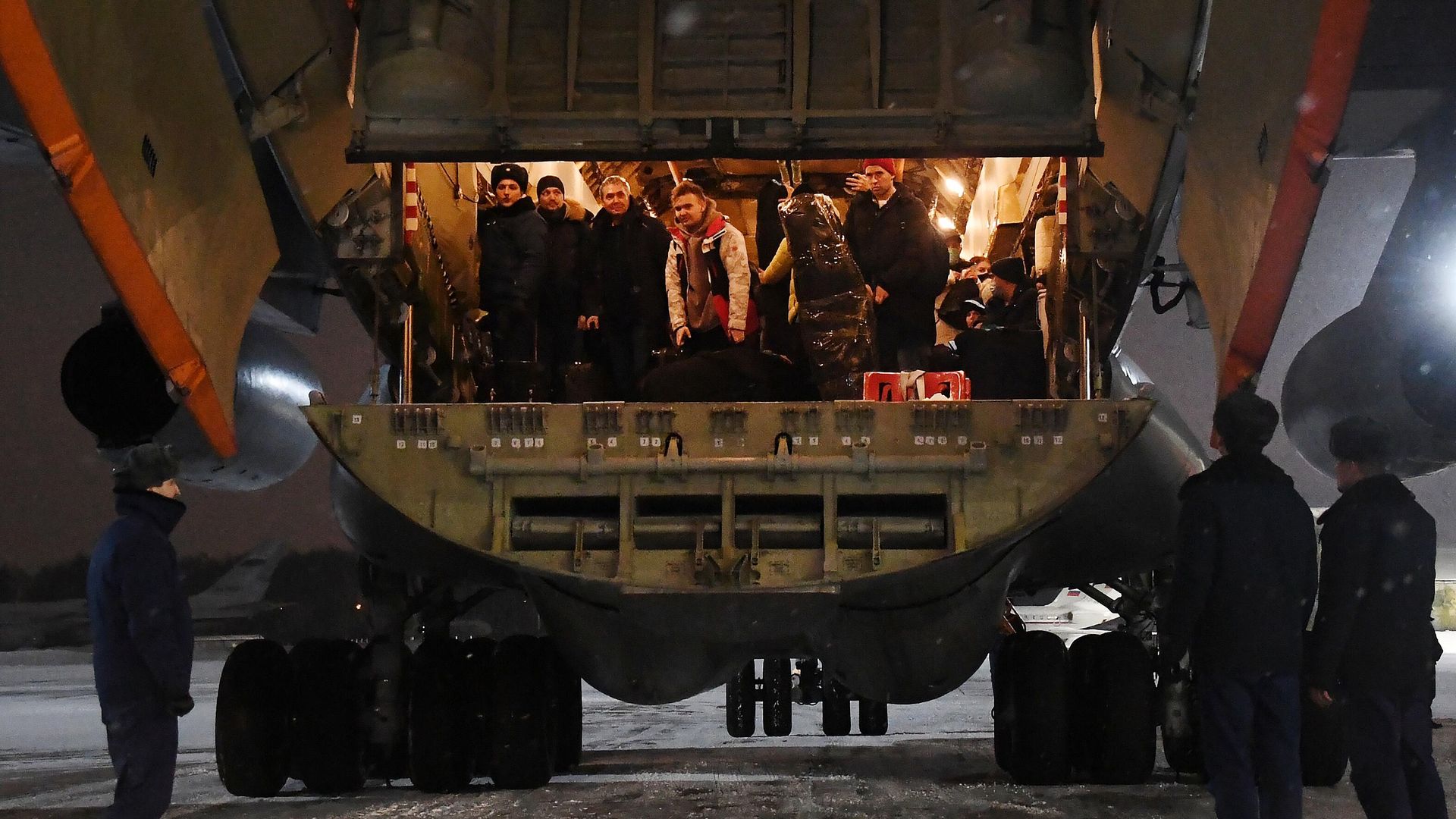 Самолет Ил-76М военно-транспортной авиации Минобороны РФ прибыл на аэродром Чкаловский Самолет Ил-76М военно-транспортной авиации Минобороны РФ прибыл на аэродром Чкаловский - РИА Новости, 1920, 10.01.2022