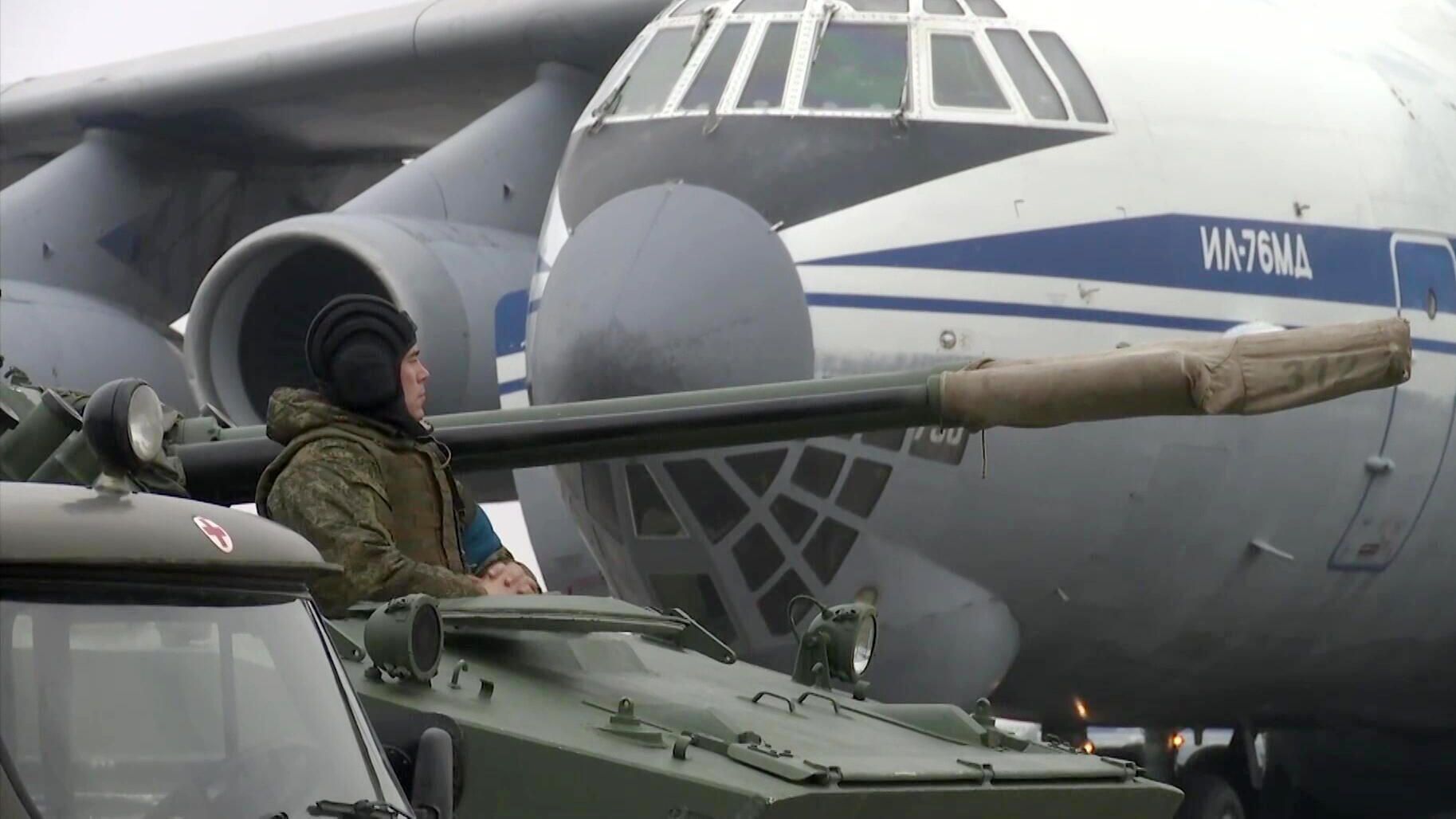 Военнослужащий из состава российского контингента миротворческих сил ОДКБ на аэродроме в Алма-Ате - РИА Новости, 1920, 15.01.2022