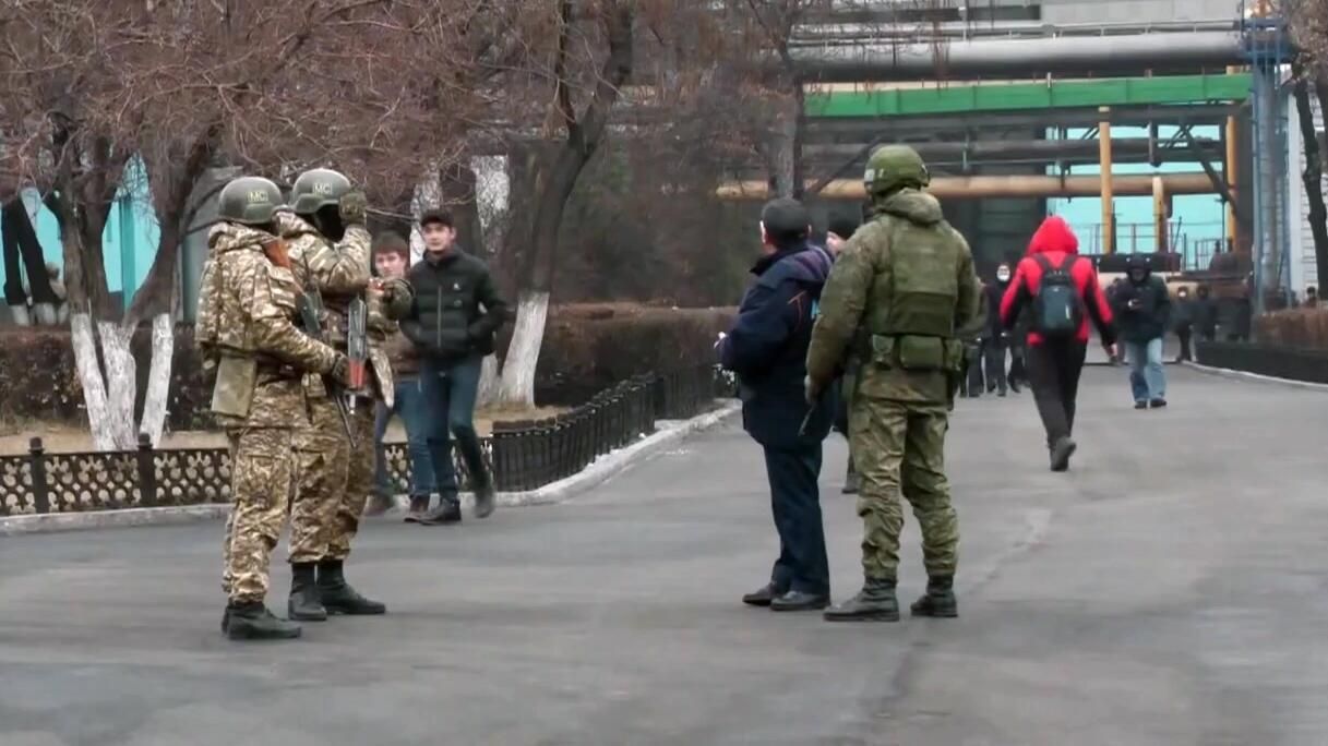 Военнослужащие из состава российского контингента миротворческих сил ОДКБ на одной из улиц Казахстана Военнослужащие из состава российского контингента миротворческих сил ОДКБ на одной из улиц Казахстана - РИА Новости, 1920, 11.01.2022
