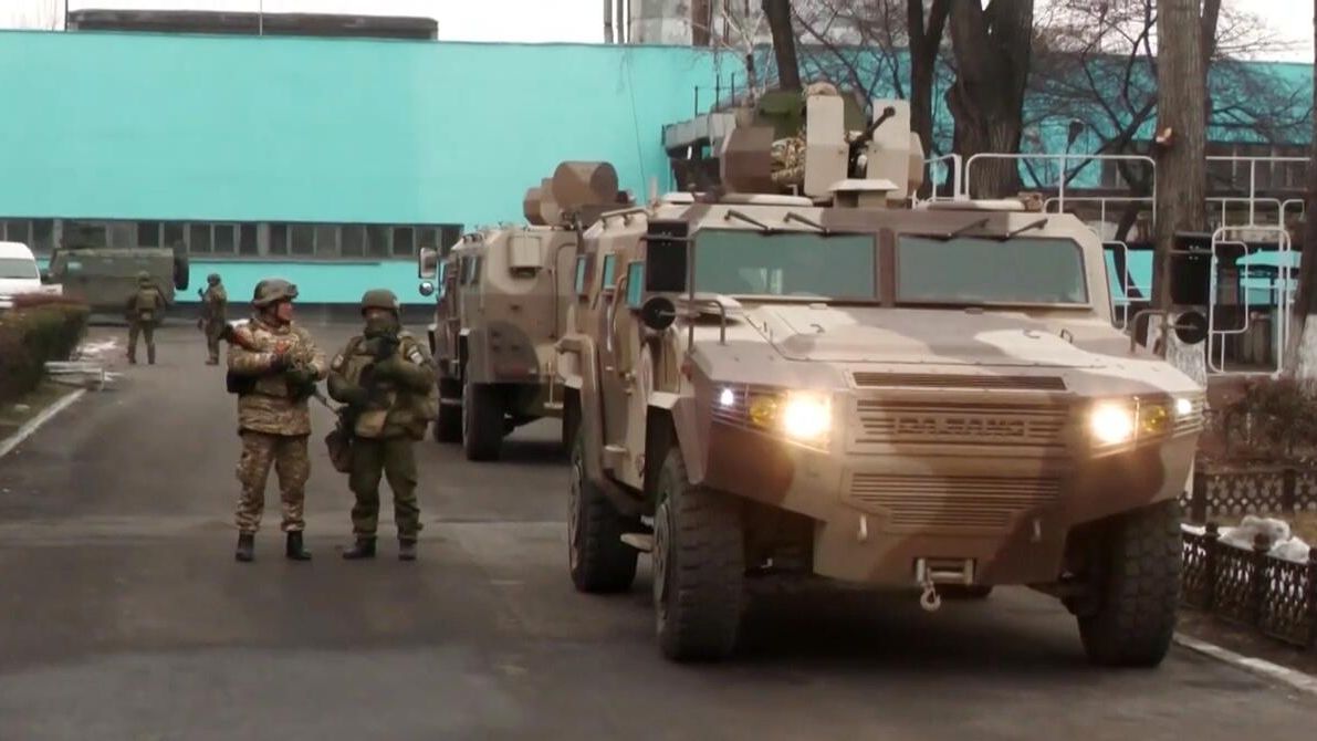 Военнослужащие из состава российского контингента миротворческих сил ОДКБ в Казахстане. Кадр видео Военнослужащие из состава российского контингента миротворческих сил ОДКБ в Казахстане. Кадр видео - РИА Новости, 1920, 11.01.2022