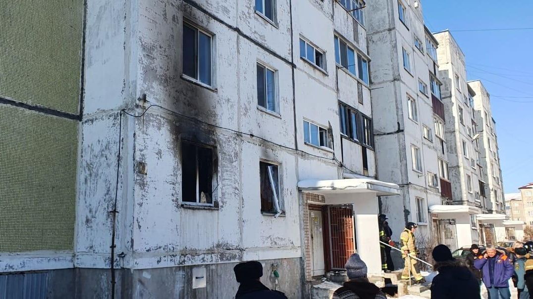 Сотрудники МЧС на месте пожара в Южно-Сахалинске Сотрудники МЧС на месте пожара в Южно-Сахалинске - РИА Новости, 1920, 11.01.2022