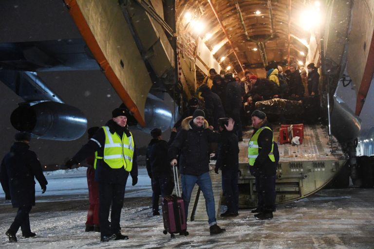 Граждане России, а также дипломаты посольств Австрии и Венгрии, эвакуированные из Казахстана, высаживаются на аэродроме Чкаловский Граждане России, а также дипломаты посольств Австрии и Венгрии, эвакуированные из Казахстана, высаживаются на аэродроме Чкаловский