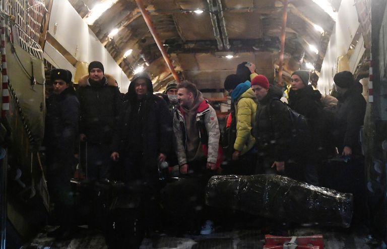Граждане России, а также дипломаты посольств Австрии и Венгрии, эвакуированные из Казахстана, высаживаются на аэродроме Чкаловский Граждане России, а также дипломаты посольств Австрии и Венгрии, эвакуированные из Казахстана, высаживаются на аэродроме Чкаловский