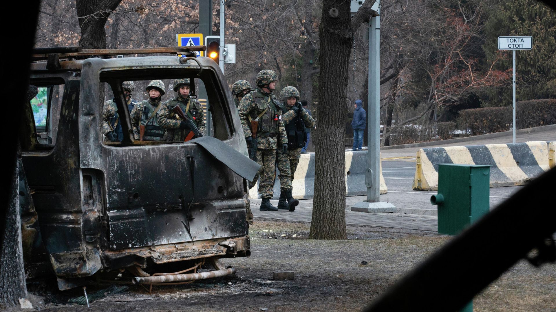 Военные патрулируют улицу в Алма-Ате Военные патрулируют улицу в Алма-Ате - РИА Новости, 1920, 17.01.2022