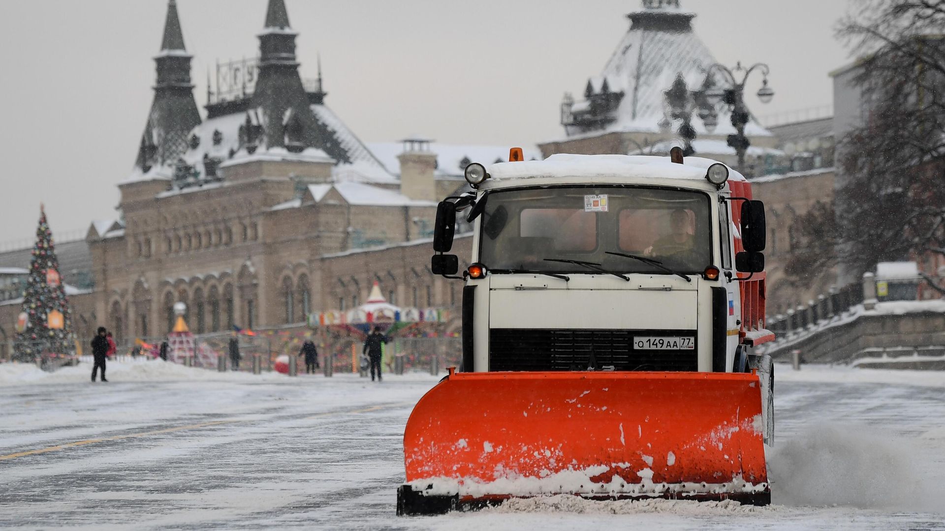 Снегоуборочная техника убирает снег на Красной площади в Москве Снегоуборочная техника убирает снег на Красной площади в Москве - РИА Новости, 1920, 18.01.2022