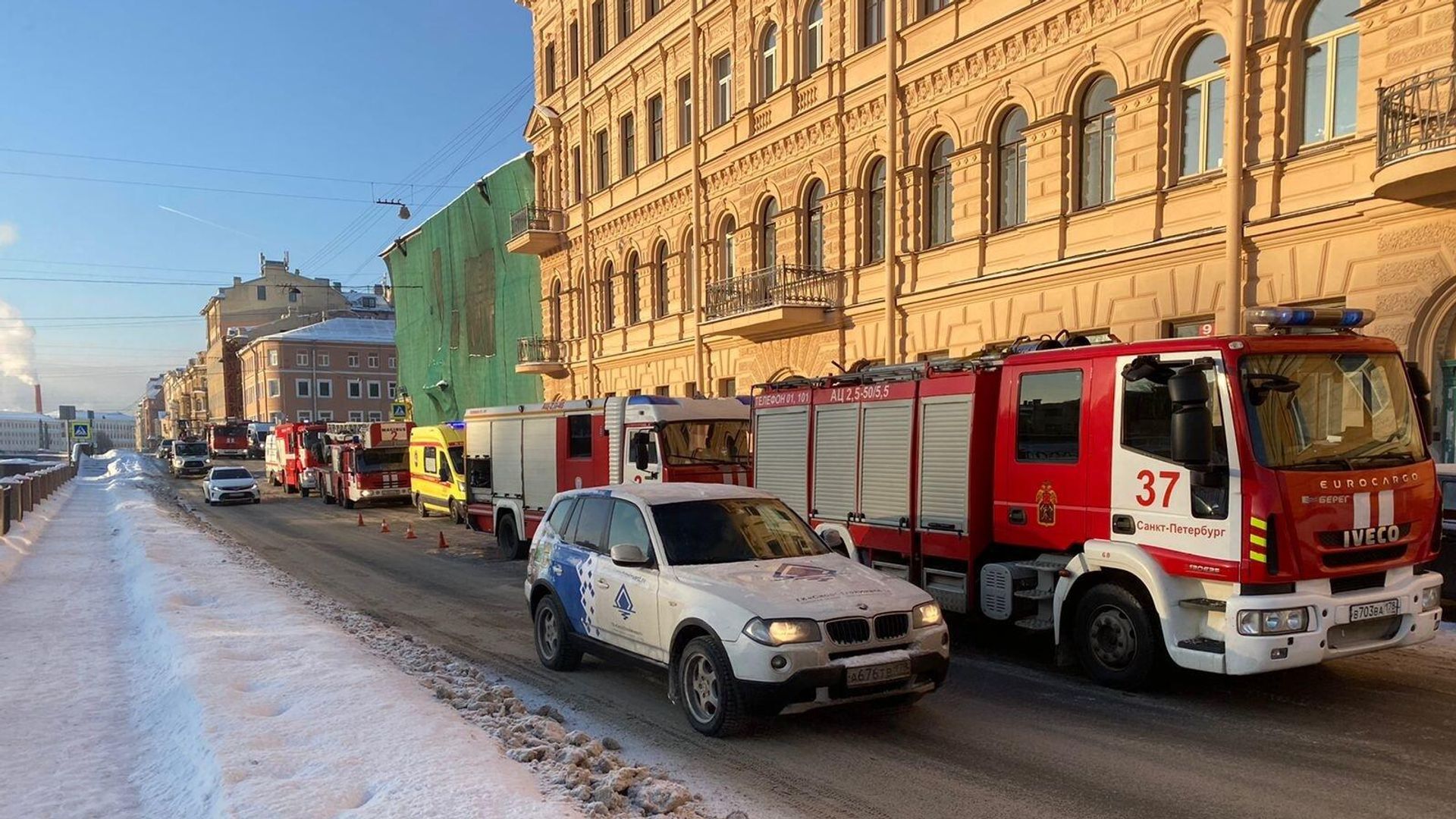Автомобили экстренных служб на месте пожара в Адмиралтейском районе Санкт-Петербурга Автомобили экстренных служб на месте пожара в Адмиралтейском районе Санкт-Петербурга - РИА Новости, 1920, 11.01.2022