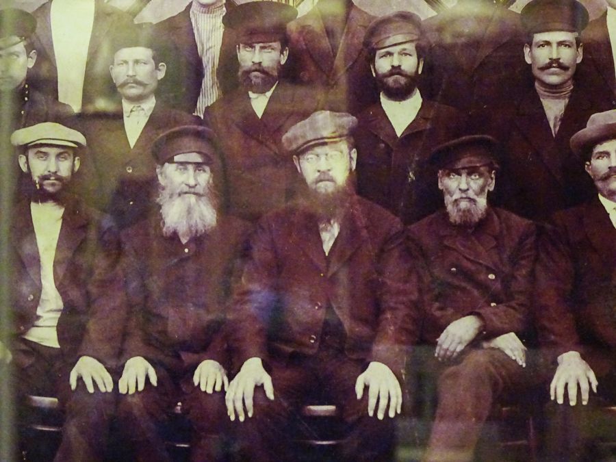 Владелец стекольного завода Сергей Голубев с приказчиками (фото 1915-17 гг.) Владелец стекольного завода Сергей Голубев с приказчиками (фото 1915-17 гг.)