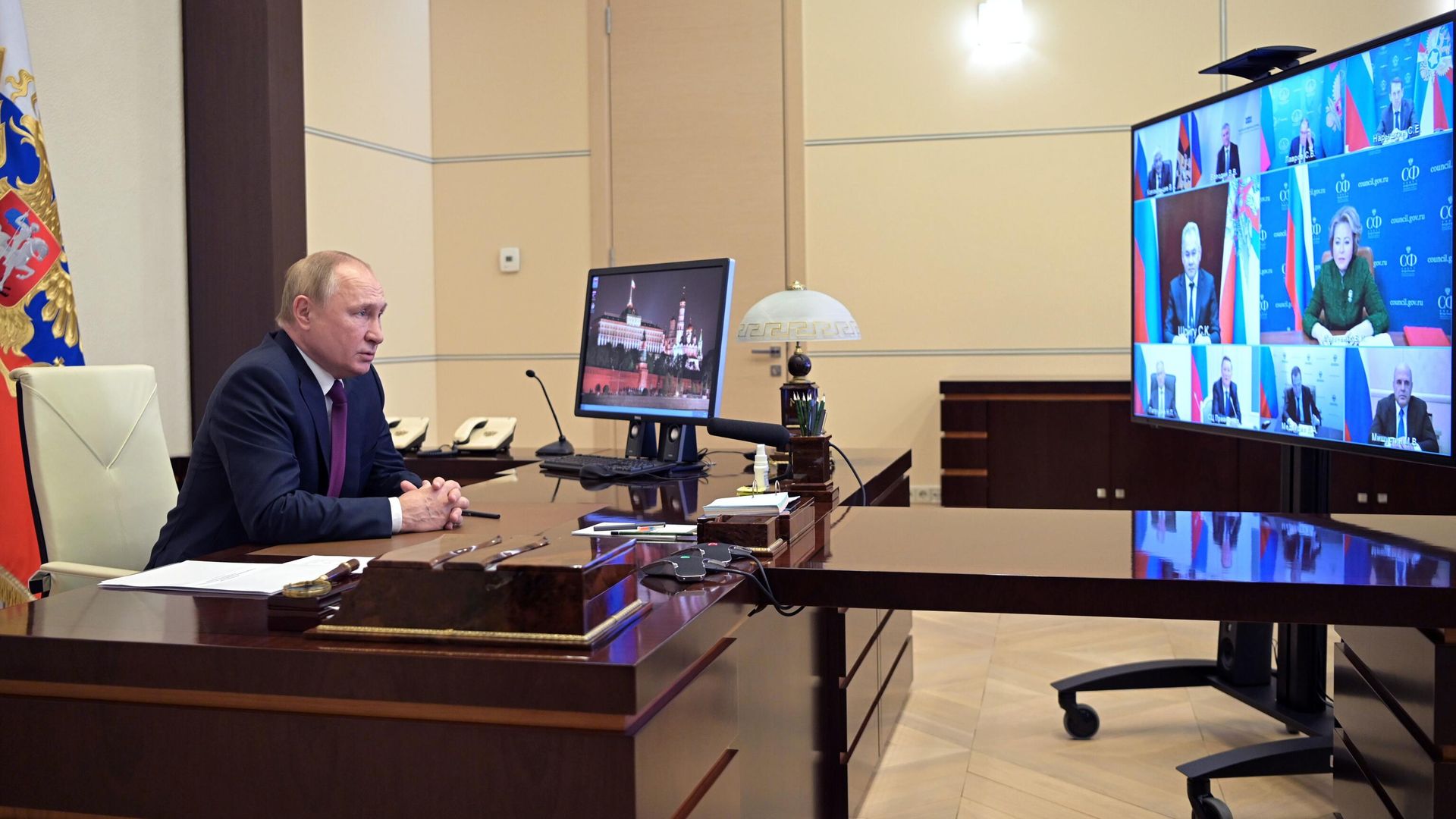 Президент РФ Владимир Путин проводит оперативное совещание с постоянными членами Совета безопасности РФ Президент РФ Владимир Путин проводит оперативное совещание с постоянными членами Совета безопасности РФ - РИА Новости, 1920, 17.01.2022