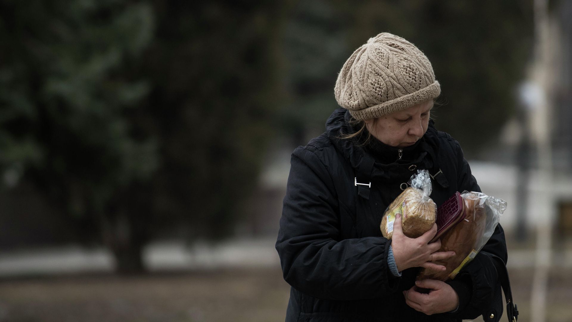 Женщина держит буханки хлеба, Украина Женщина держит буханки хлеба, Украина - РИА Новости, 1920, 12.01.2022