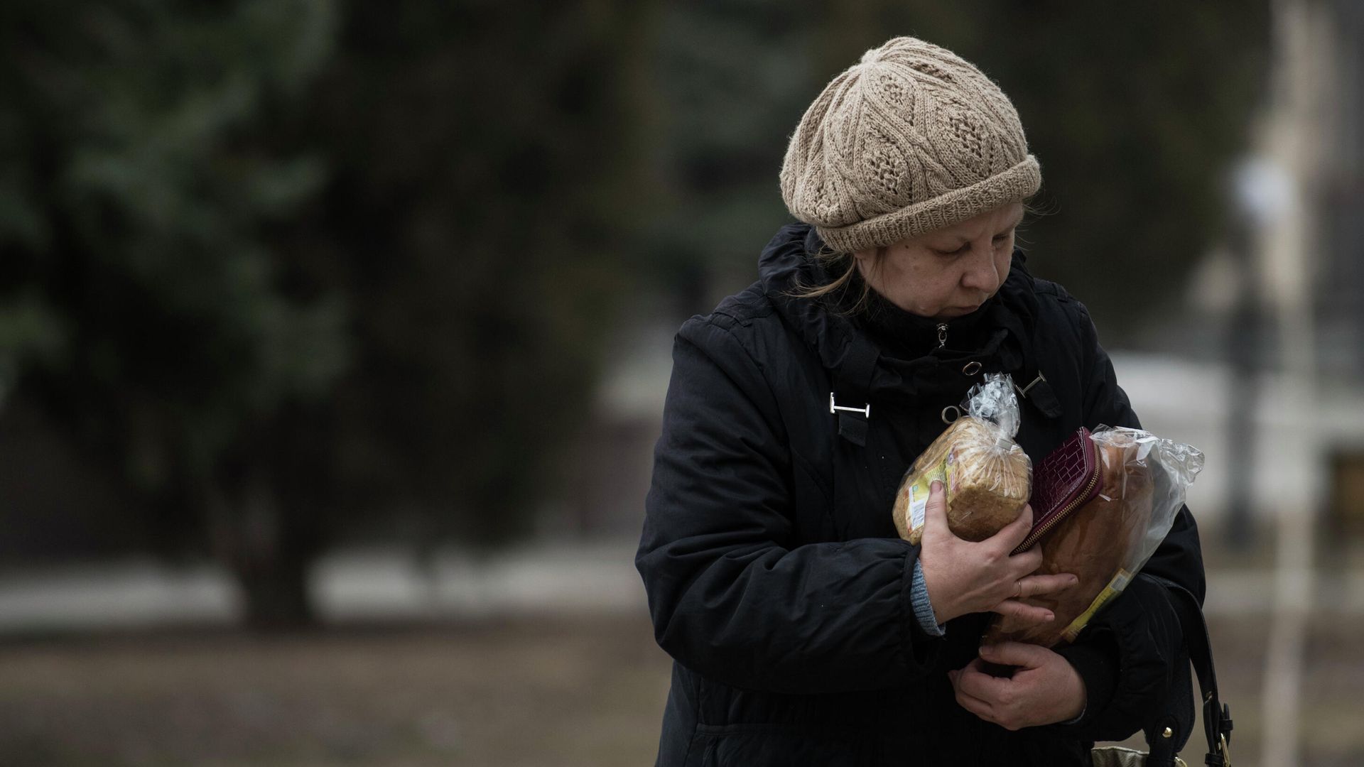 Женщина держит буханки хлеба, Украина Женщина держит буханки хлеба, Украина - РИА Новости, 1920, 12.01.2022