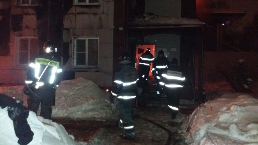 Сотрудники МЧС на месте пожара в доме престарелых в Пушкино, Московская область Сотрудники МЧС на месте пожара в доме престарелых в Пушкино, Московская область - РИА Новости, 1920, 11.01.2022