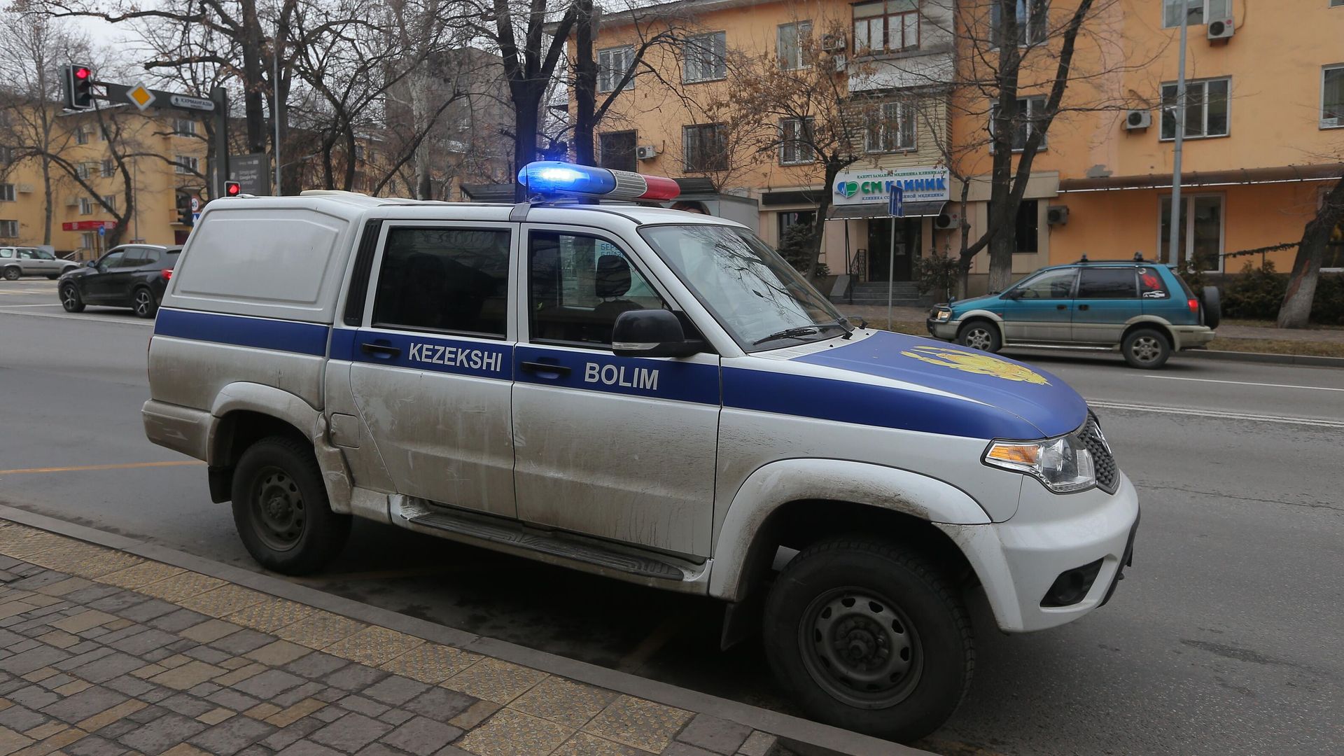 Полицейский автомобиль на одной из улиц в Алма-Ате Полицейский автомобиль на одной из улиц в Алма-Ате - РИА Новости, 1920, 13.01.2022
