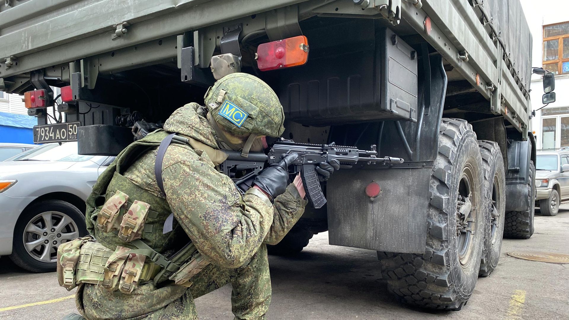 Военнослужащий из состава российского контингента миротворческих сил ОДКБ, охраняющий офис АО Казахтелеком в Алма-Ате - РИА Новости, 1920, 12.01.2022