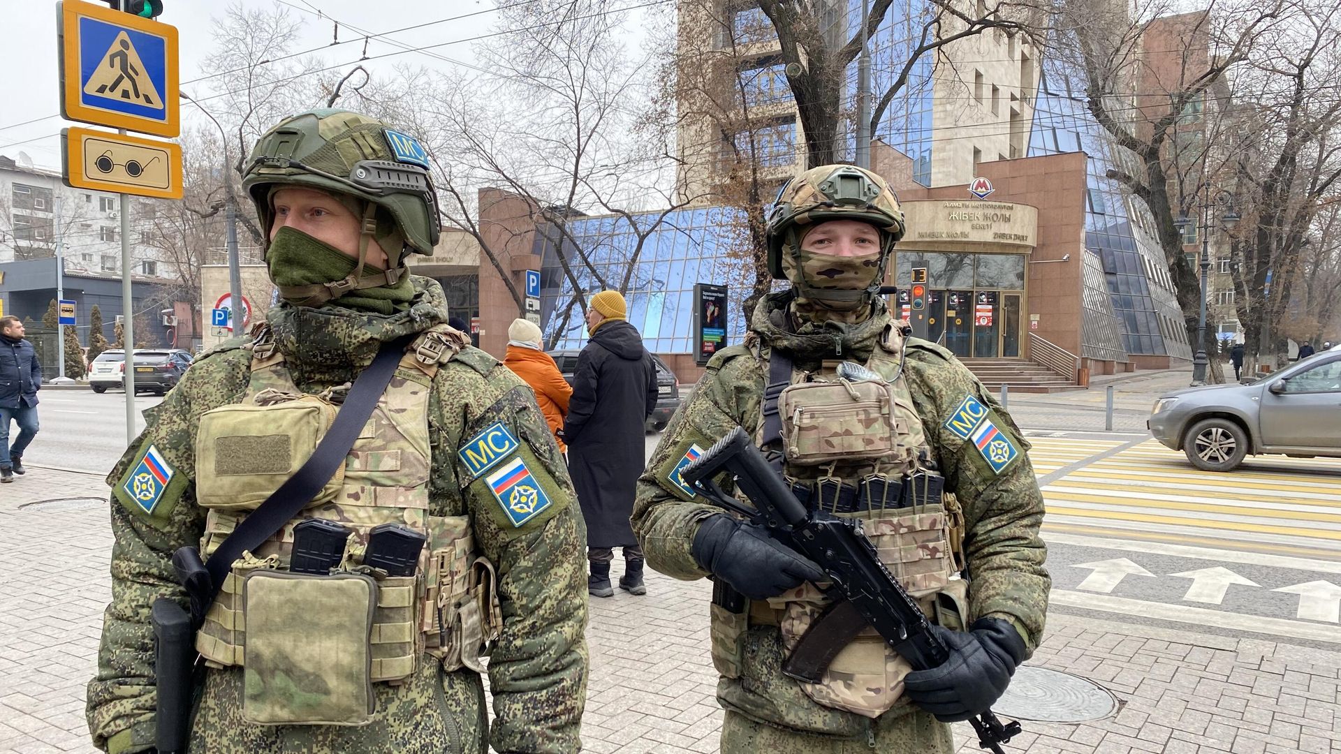 Военнослужащие из состава российского контингента миротворческих сил ОДКБ на улице в Алма-Ате - РИА Новости, 1920, 12.01.2022