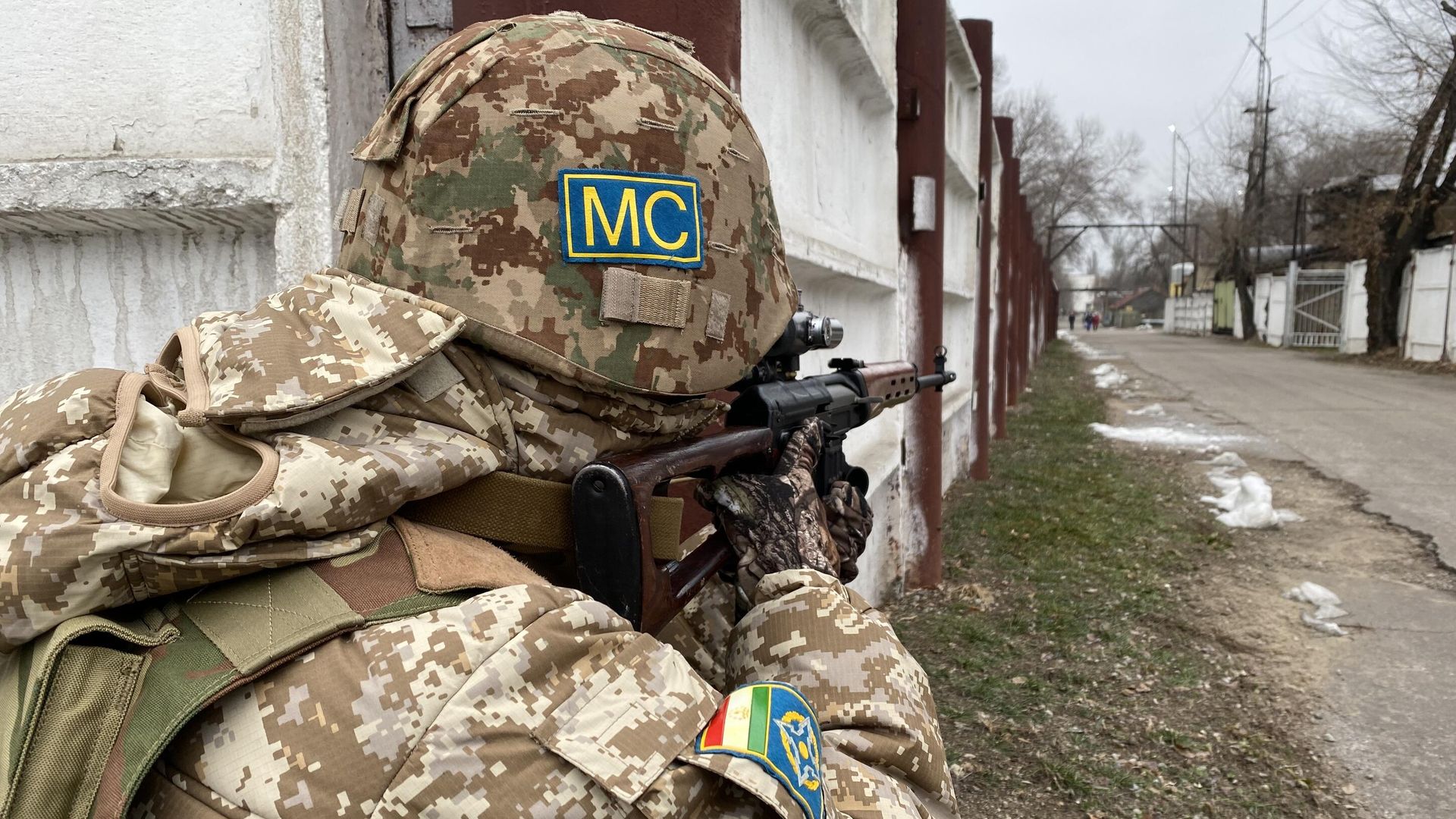 Военнослужащий Таджикистана из состава контингента миротворческих сил ОДКБ, охраняющий территорию энергетического комплекса ТЭЦ-1 в Алма-Ате Военнослужащий Таджикистана из состава контингента миротворческих сил ОДКБ, охраняющий территорию энергетического комплекса ТЭЦ-1 в Алма-Ате - РИА Новости, 1920, 12.01.2022