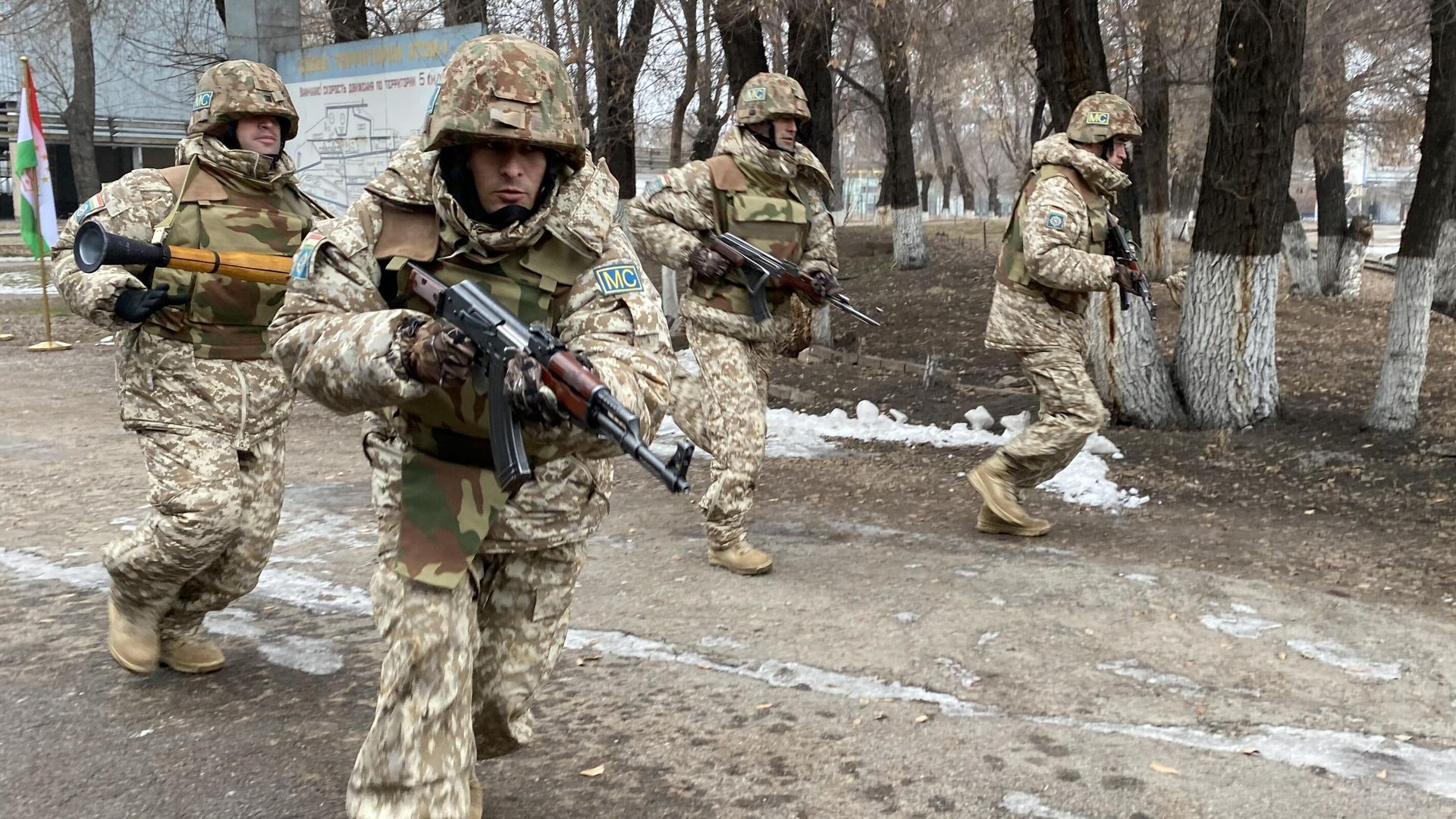 Военнослужащие Таджикистана из состава контингента миротворческих сил ОДКБ, охраняющие территорию энергетического комплекса ТЭЦ-1 в Алма-Ате - РИА Новости, 1920, 15.01.2022