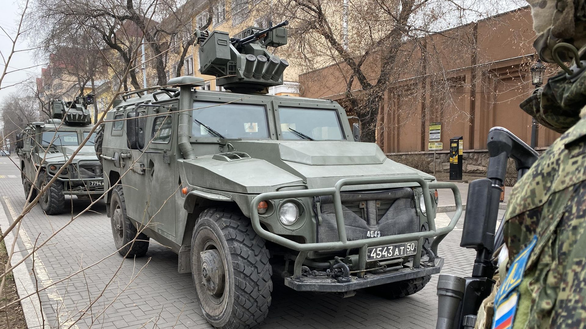 Бронированный автомобиль Тигрроссийского контингента миротворческих сил ОДКБ на улице в Алма-Ате Бронированный автомобиль Тигрроссийского контингента миротворческих сил ОДКБ на улице в Алма-Ате - РИА Новости, 1920, 11.01.2022