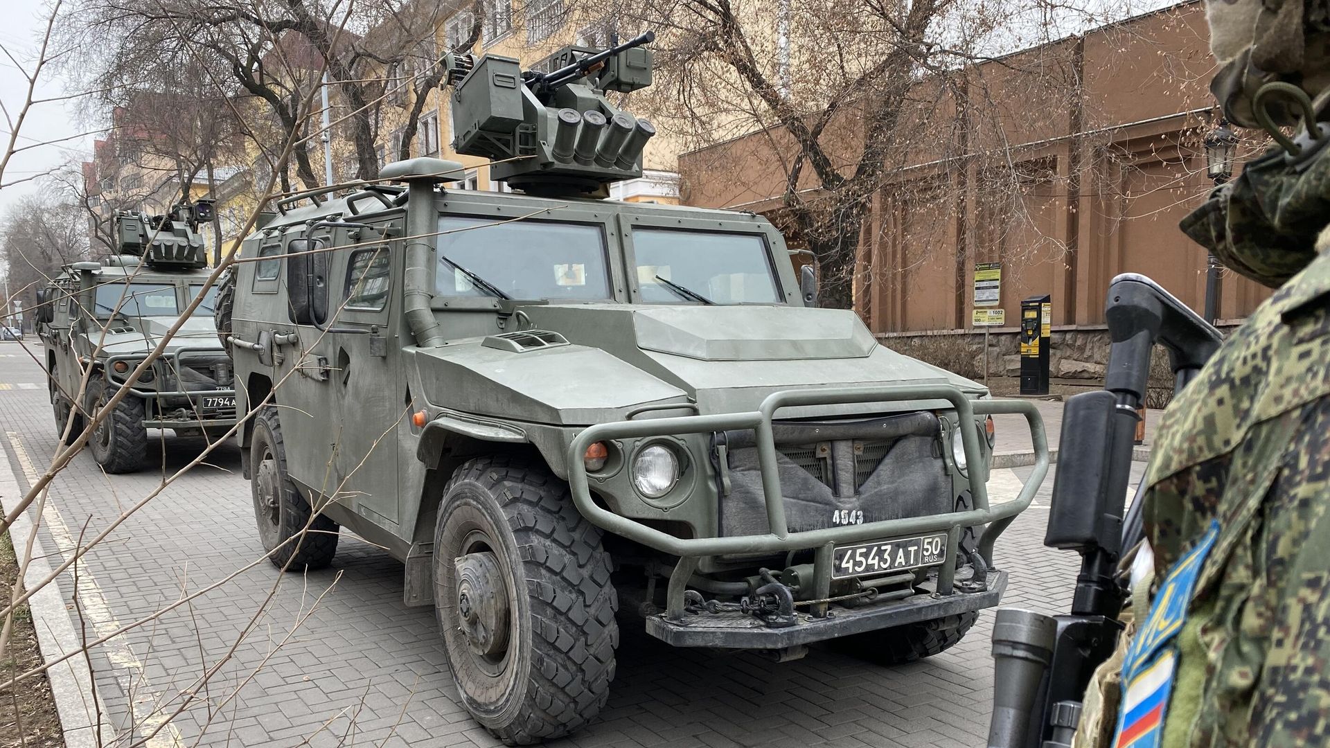 Бронированный автомобиль Тигрроссийского контингента миротворческих сил ОДКБ на улице в Алма-Ате Бронированный автомобиль Тигрроссийского контингента миротворческих сил ОДКБ на улице в Алма-Ате - РИА Новости, 1920, 13.01.2022