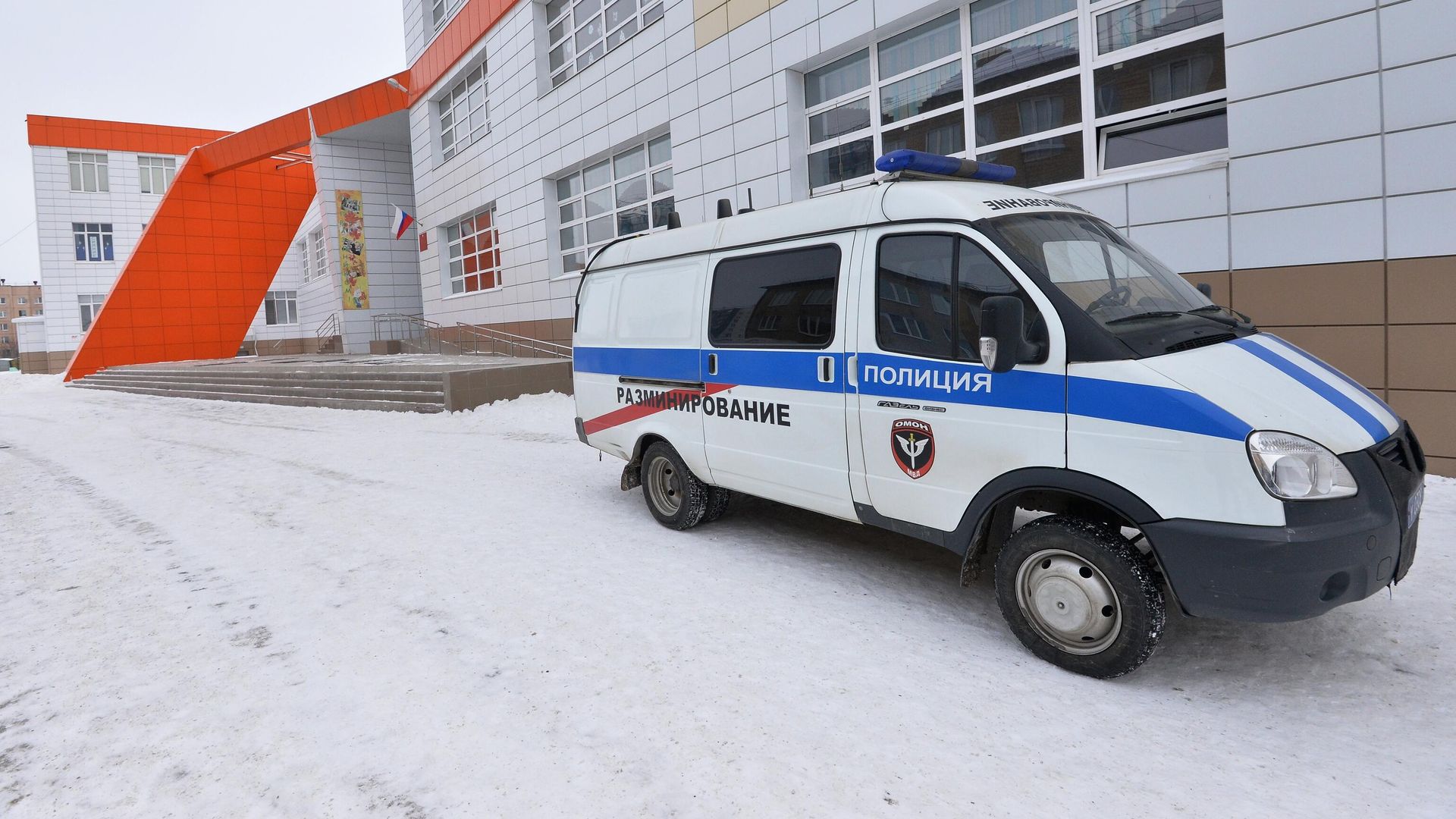 Автомобиль полиции у здания школы Автомобиль полиции у здания школы - РИА Новости, 1920, 13.01.2022