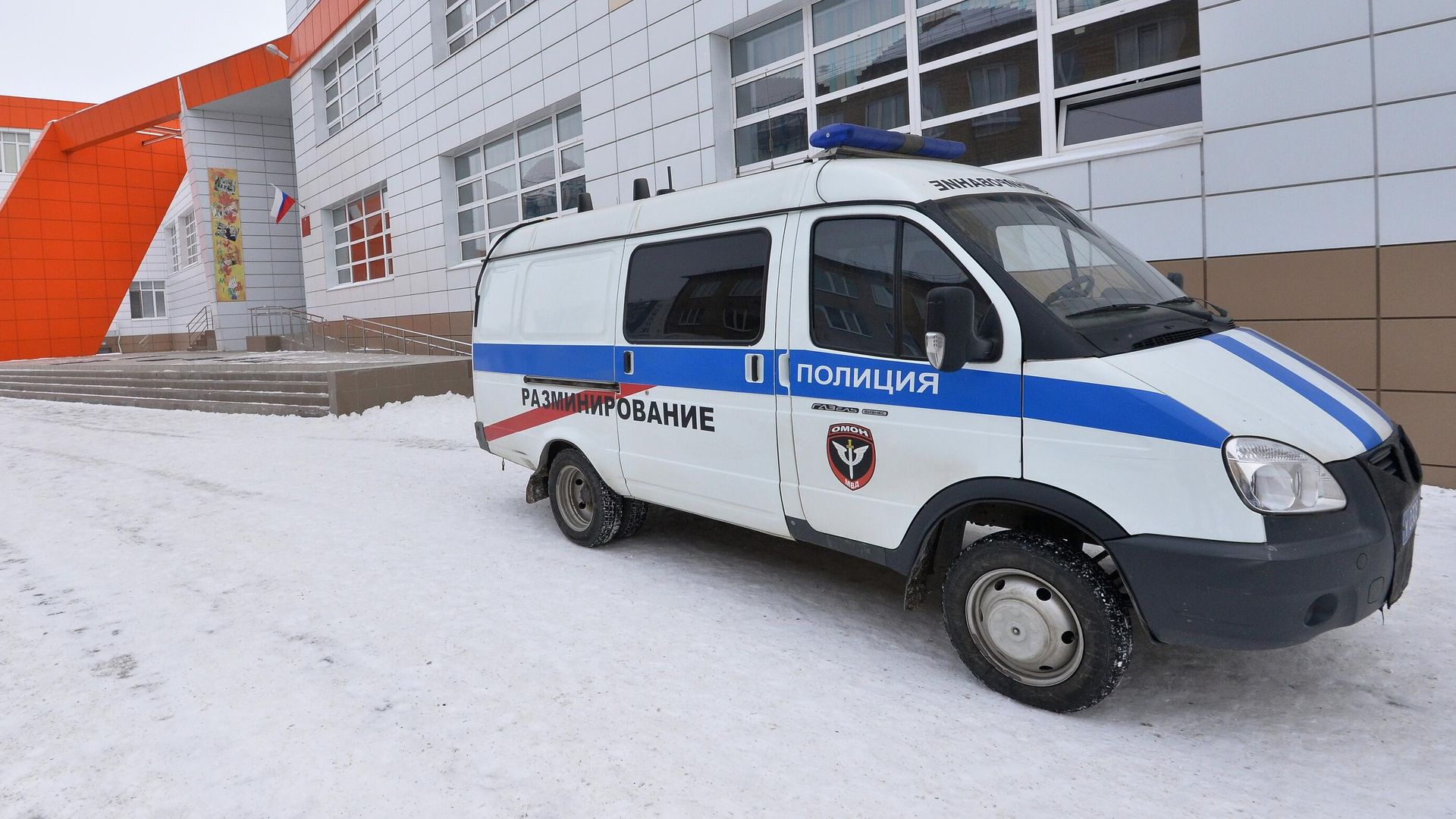 Автомобиль полиции у здания школы Автомобиль полиции у здания школы - РИА Новости, 1920, 21.01.2022