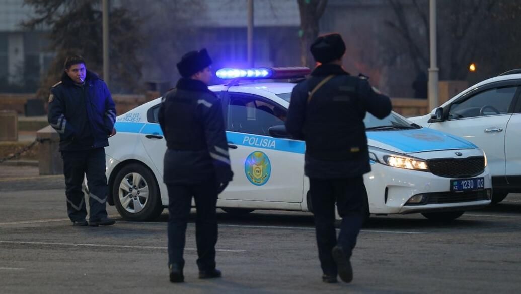 Сотрудники полиции на одной из улиц в Алма-Ате Сотрудники полиции на одной из улиц в Алма-Ате - РИА Новости, 1920, 22.01.2022