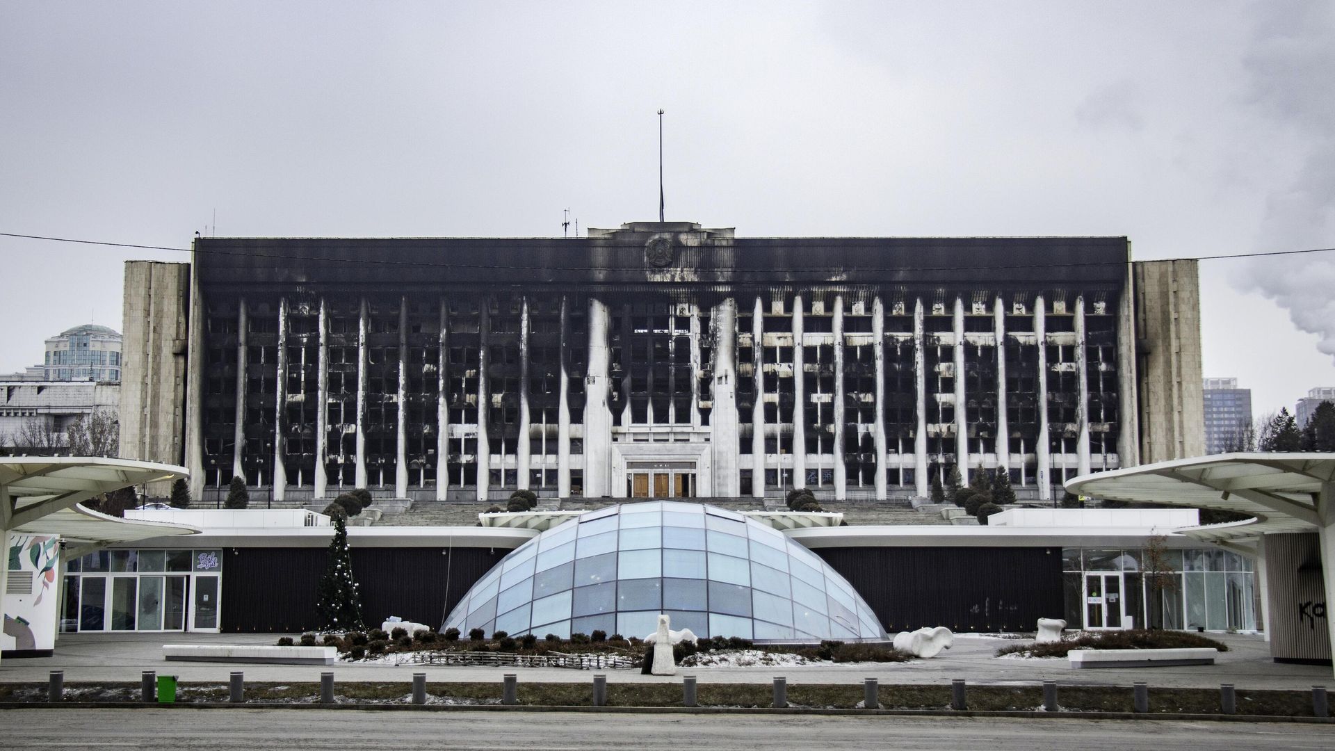 Пострадавшее от пожара здание Акимата в Алма-Ате Пострадавшее от пожара здание Акимата в Алма-Ате - РИА Новости, 1920, 17.01.2022
