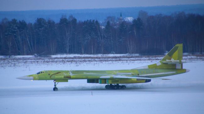 Стратегический сверхзвуковой бомбардировщик-ракетоносец Ту-160М на аэродроме Казанского авиационного завода